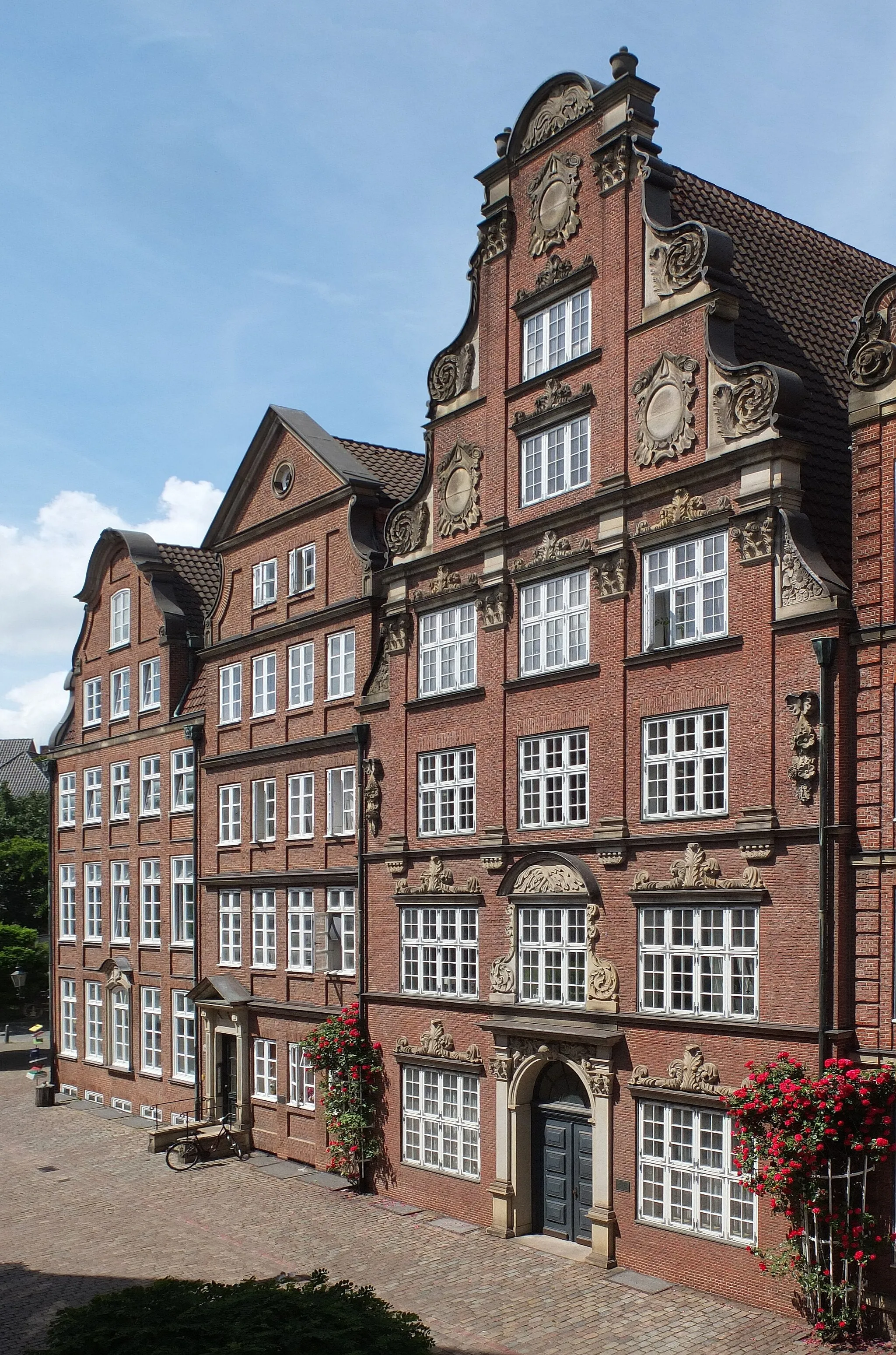 Photo showing: Historical buildings in Peterstraße Hamburg
from left: Hütten 100, Peterstraße 36, Peterstraße 34.