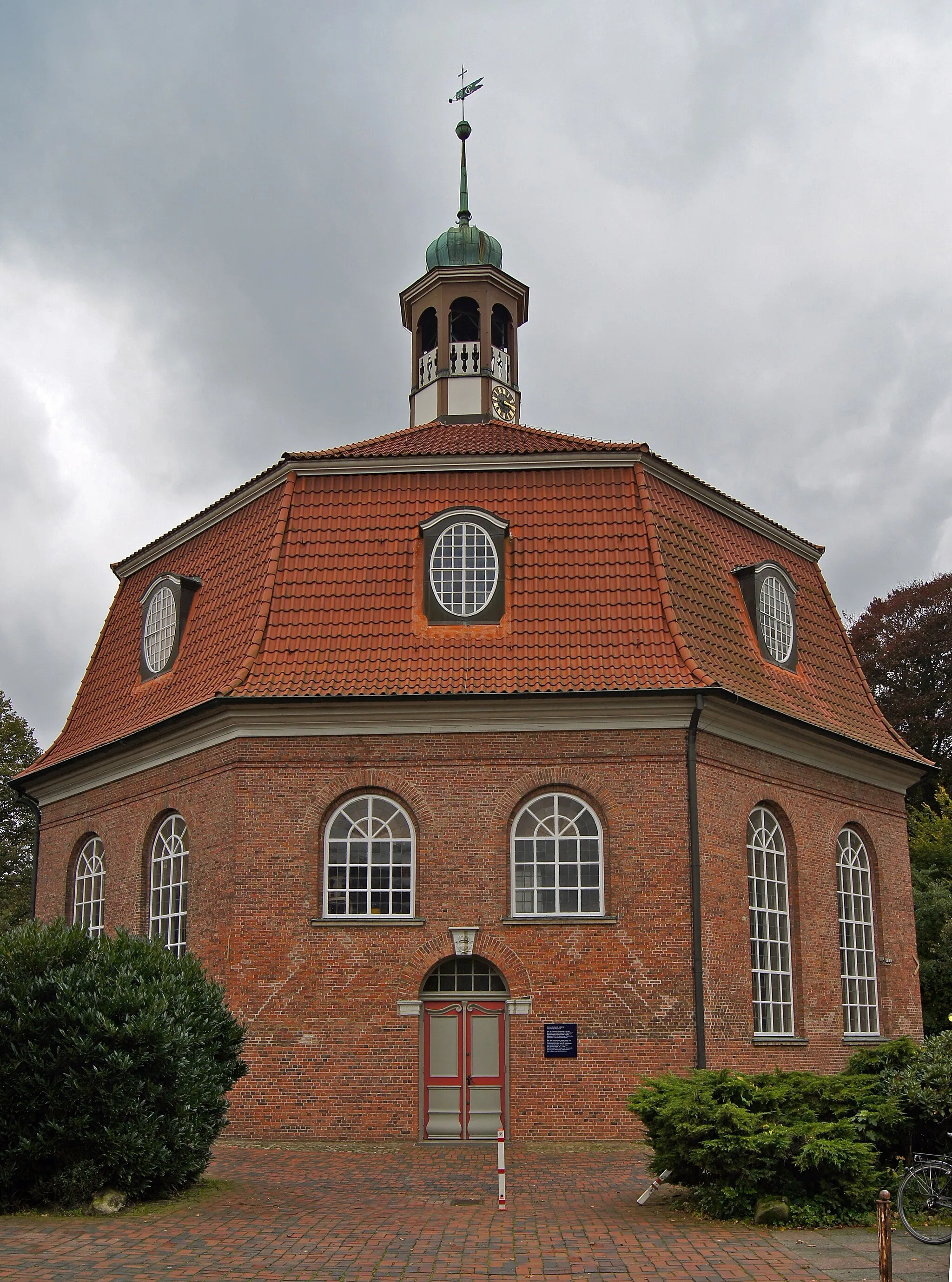Photo showing: Hamburg (Niendorf), Germany: Church at the Market