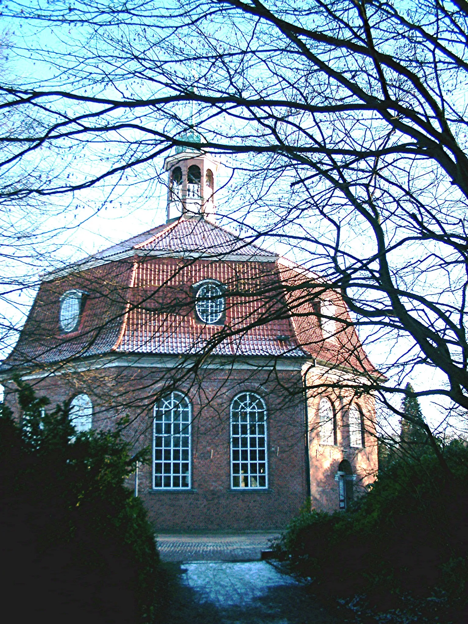 Photo showing: Beschreibung: Niendorfer Marktkirche (Hamburg-Niendorf)
Quelle: selbst fotografiert
Fotograf oder Zeichner: John N.
