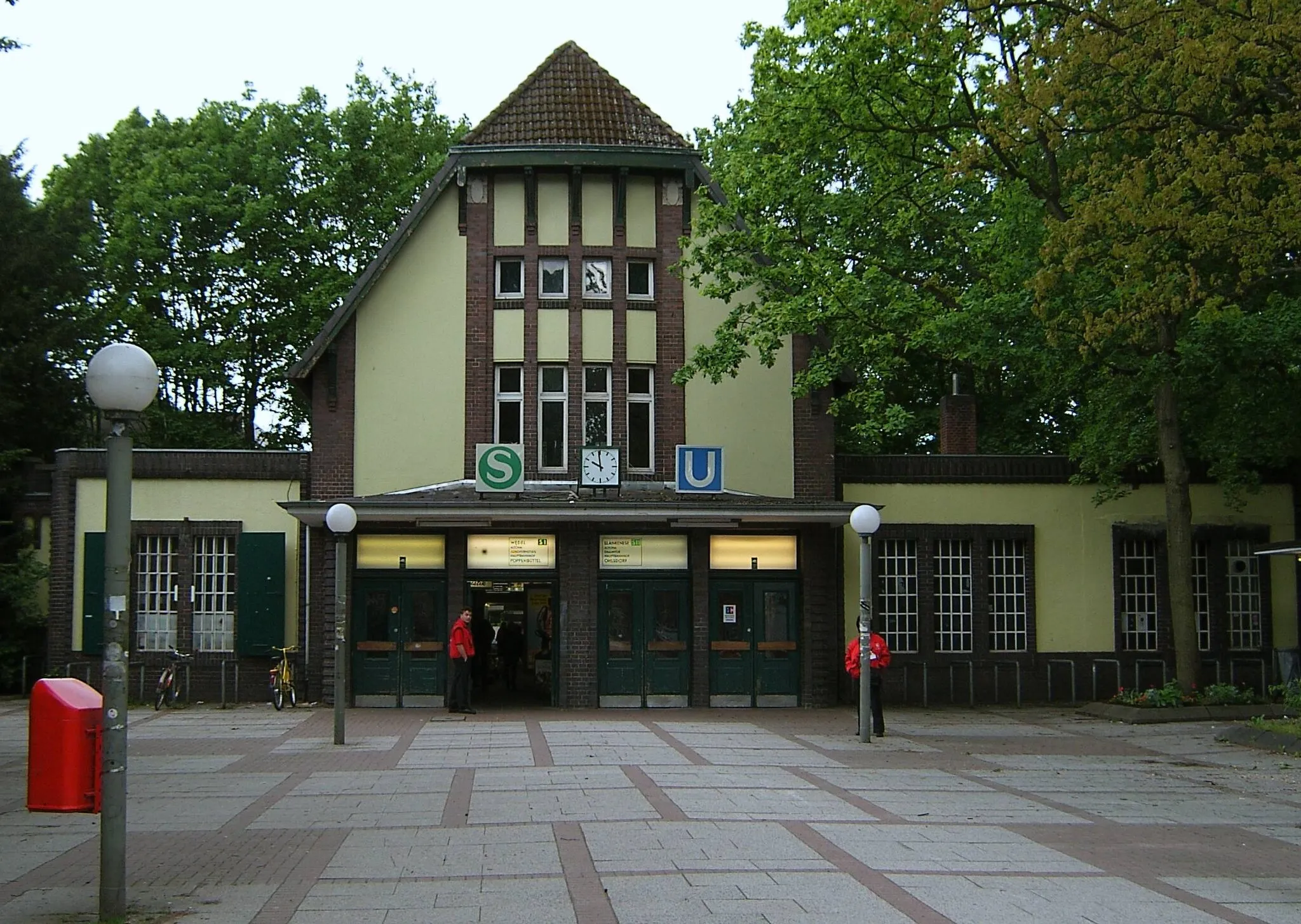 Photo showing: Bildbeschreibung: Hamburg, Ohlsdorf, Bahnhof
Fotograf: selbst
Datum: 28.5.2006
