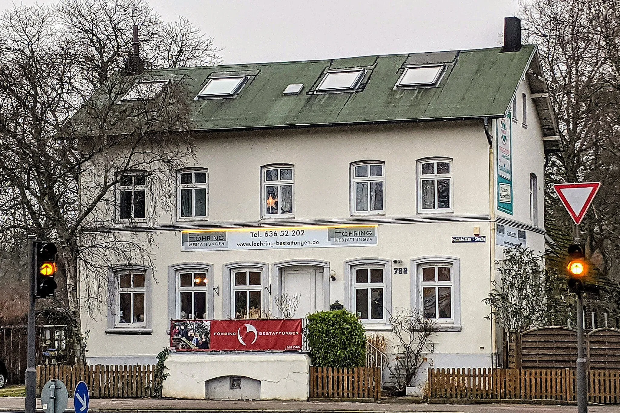 Photo showing: Hamburgs höchste Hausnummer: Fuhlsbüttler Straße 792 im Stadtteil Ohlsdorf, ehemaliges Wohnhaus des ersten Ohlsdorfer Friedhofsdirektors Wilhelm Cordes