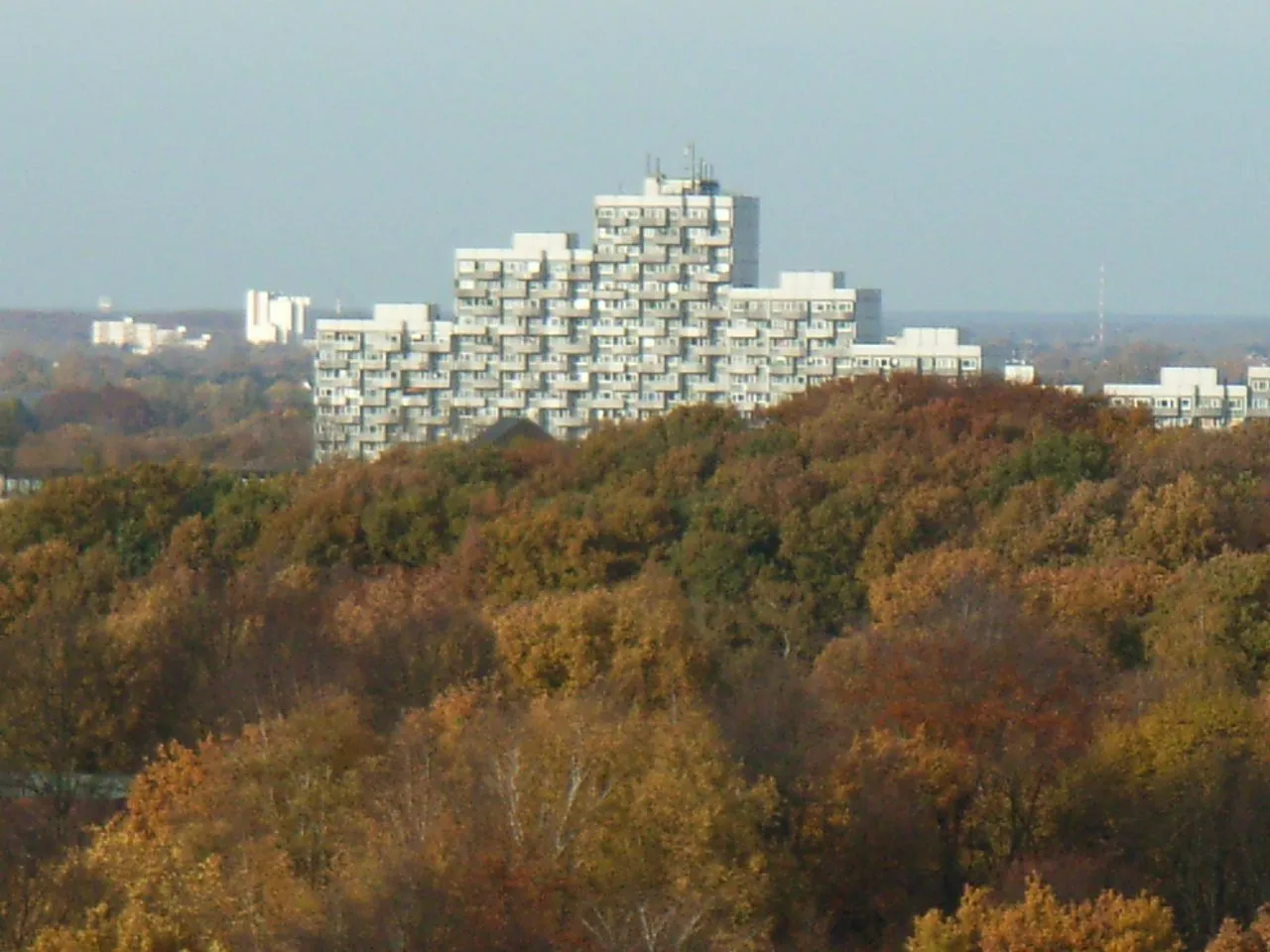 Photo showing: Skyline vom Osdorfer Born (Aufnahme vom Hochhaus Julius-Brecht-Str.)