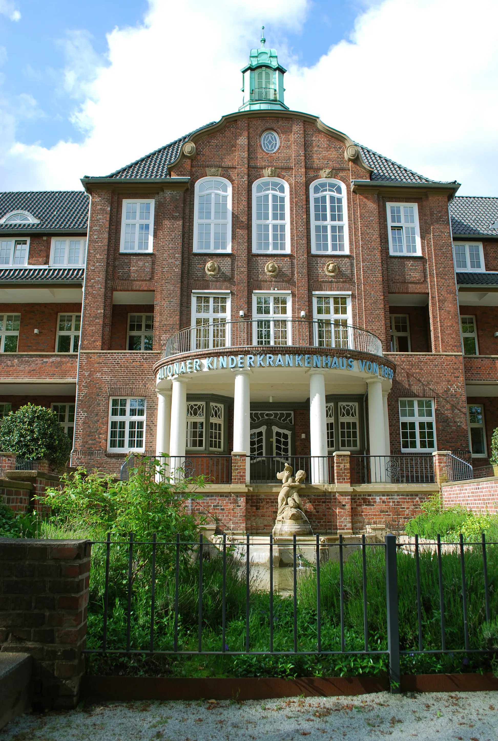 Photo showing: Altonaer Kinderkrankenhaus, H-Haus (früher: Haupthaus), Verwaltung Alter Haupteingang