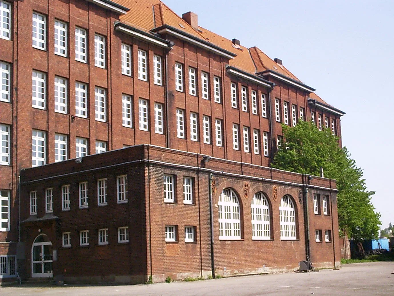 Photo showing: The Bullenhuser Damm school in Hamburg-Rothenburgsort, Germany.