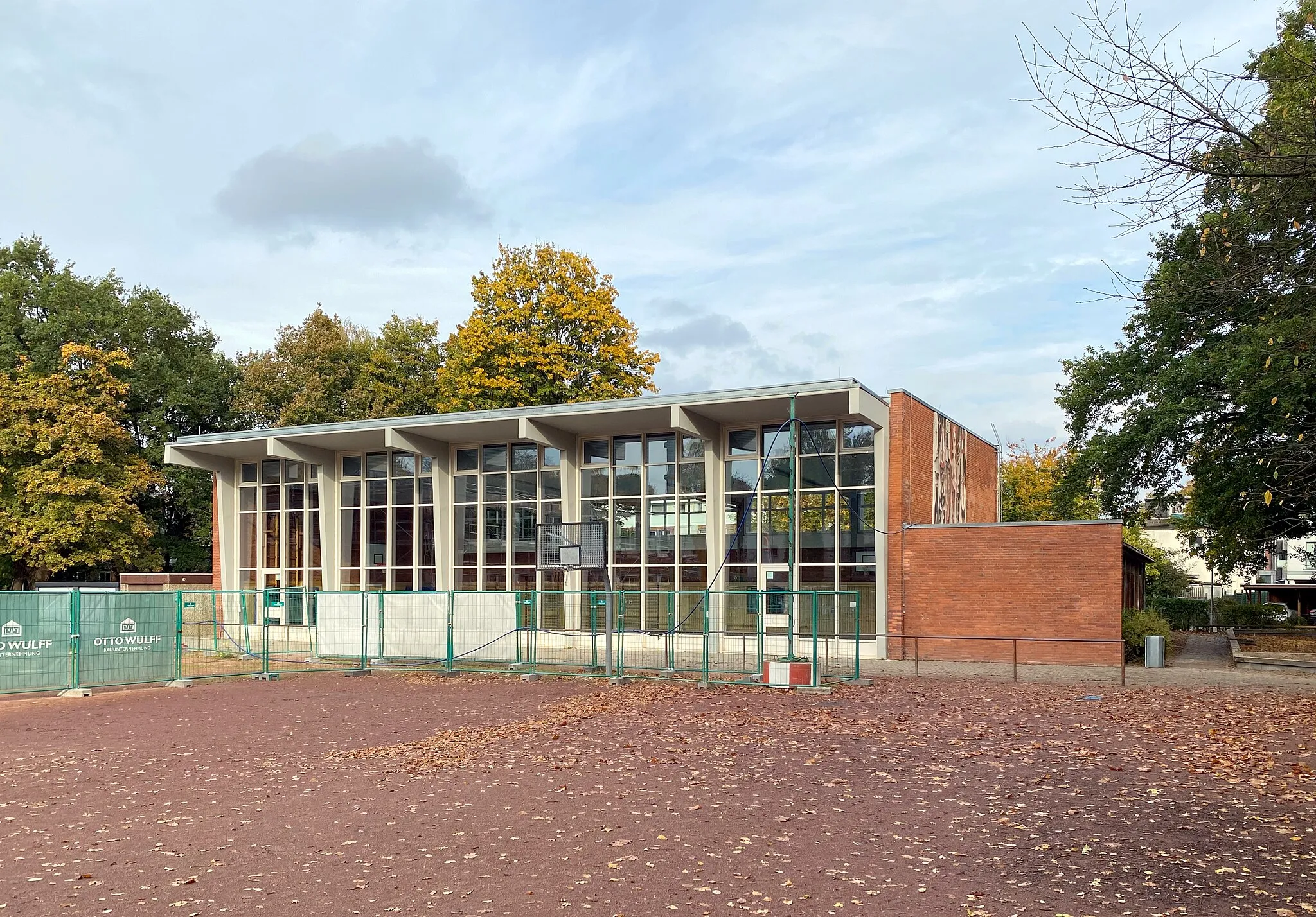 Photo showing: Schule Frohmestraße in Hamburg-Schnelsen, Sporthalle (“Seitzhalle”, Typ 1), erbaut 1952.