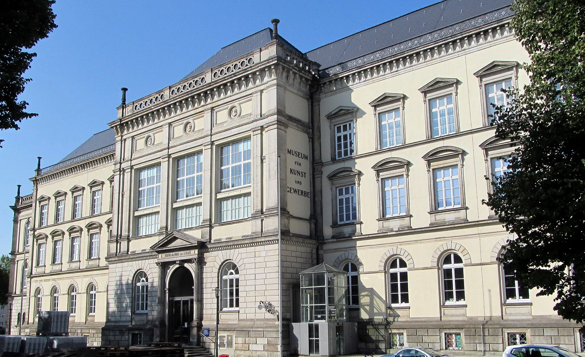 Photo showing: Museum für Kunst und Gewerbe Hamburg, erbaut 1873–1875 von Carl Johann Christian Zimmermann, Ostfassade mit Hauptportal