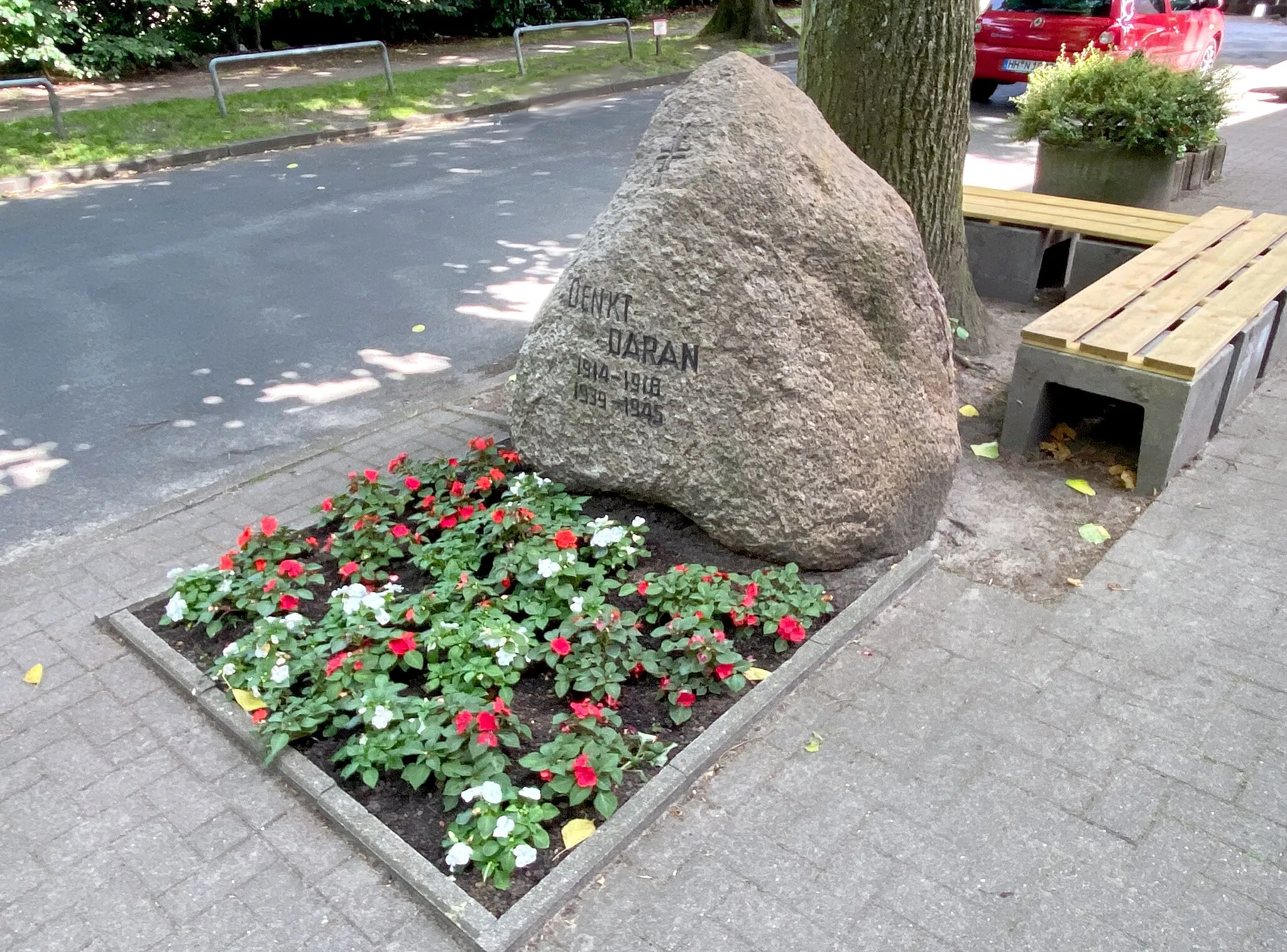Photo showing: Denkmal für den Ersten und Zweiten Weltkrieg vor Sportplatzring 47 in Hamburg-Stellingen, Inschrift “Denkt daran”.