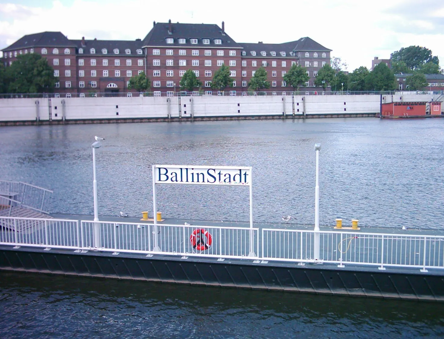 Photo showing: Schiffsanleger der BallinStadt (Auswandererhallen) am Müggenburger Zollhafen in Hamburg-Veddel.