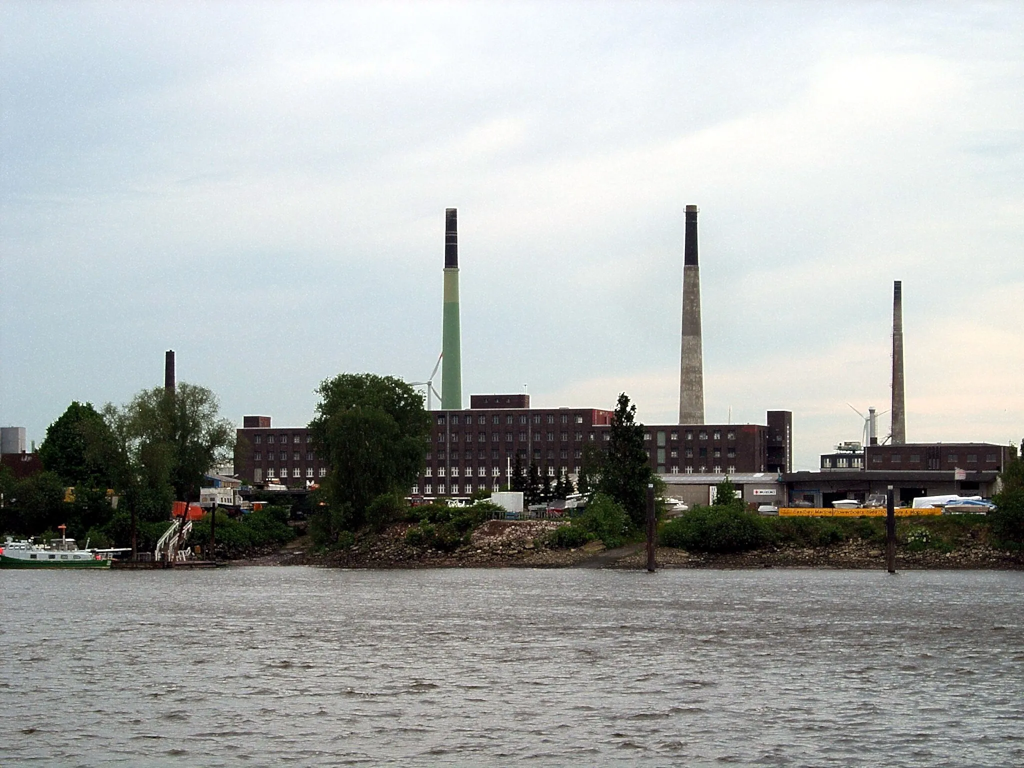 Photo showing: A Warehouse at Peute, in the background smokestacks of the Norddeutsche Affinerie (since 1. April 2009 Aurubis AG) in Hamburg-Veddel, Germany.