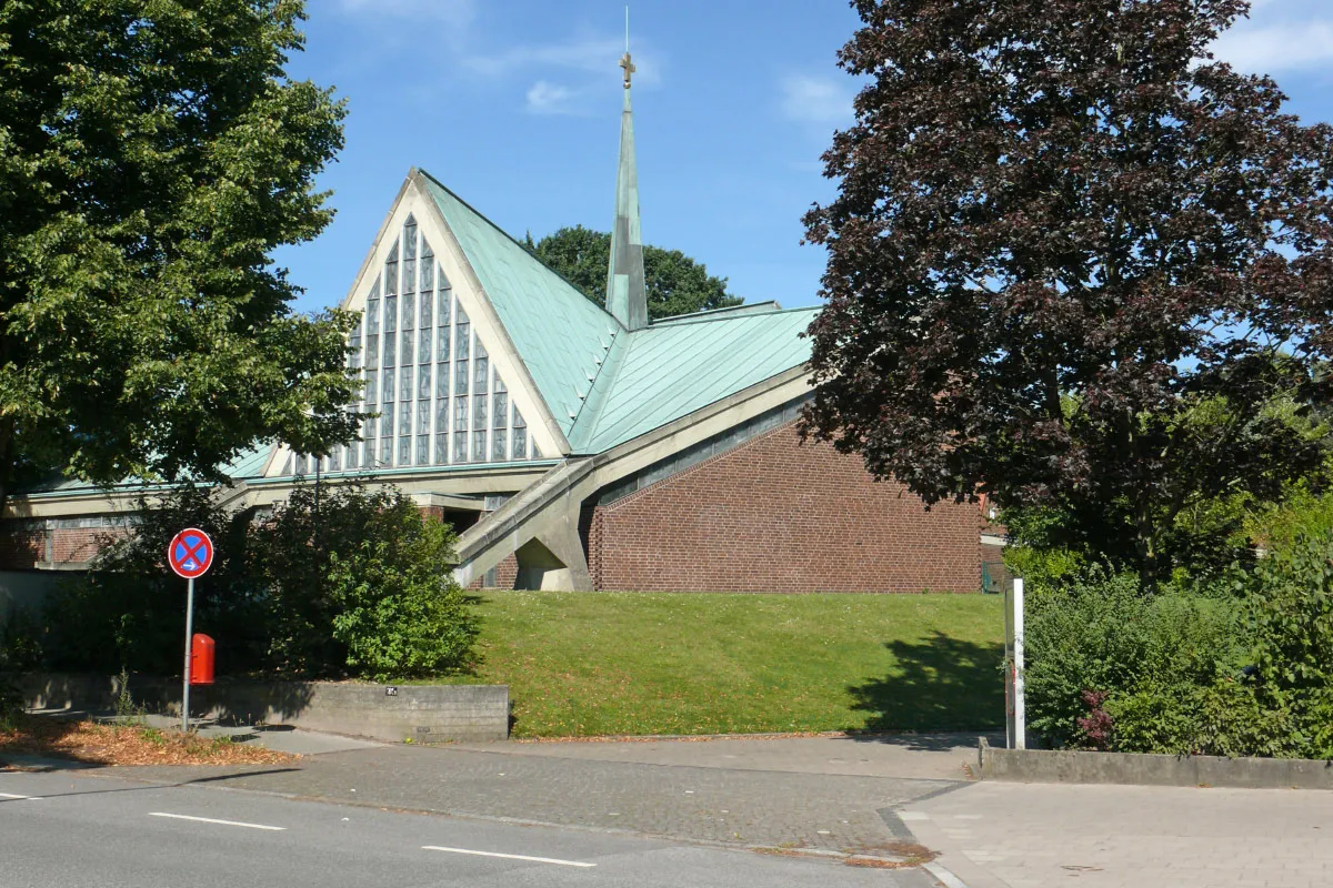 Photo showing: Roman-catholic church "Heilig Kreuz" ("Holy Cross") in Hamburg-Volksdorf (Germany)
