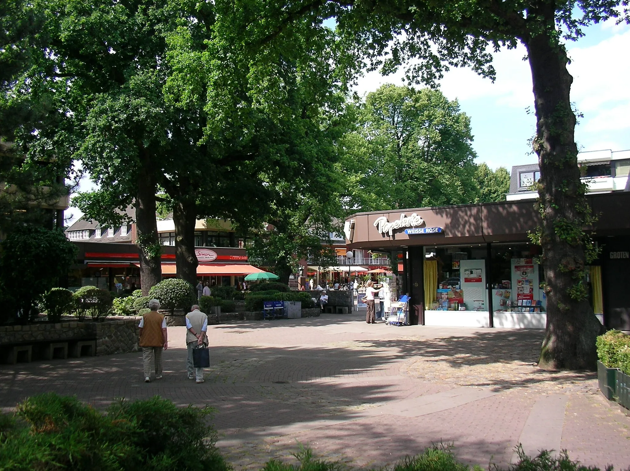 Photo showing: Hamburger Stadtteil Volksdorf; die Fußgängerzone und Einkaufspassage Weiße Rose im Zentrum vom Groten Hoff aus