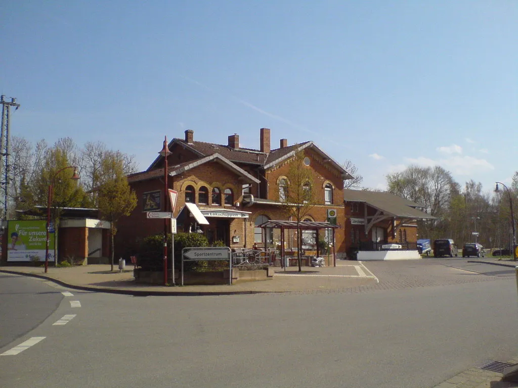 Photo showing: Algermissen station with "Locomotive shed" pub