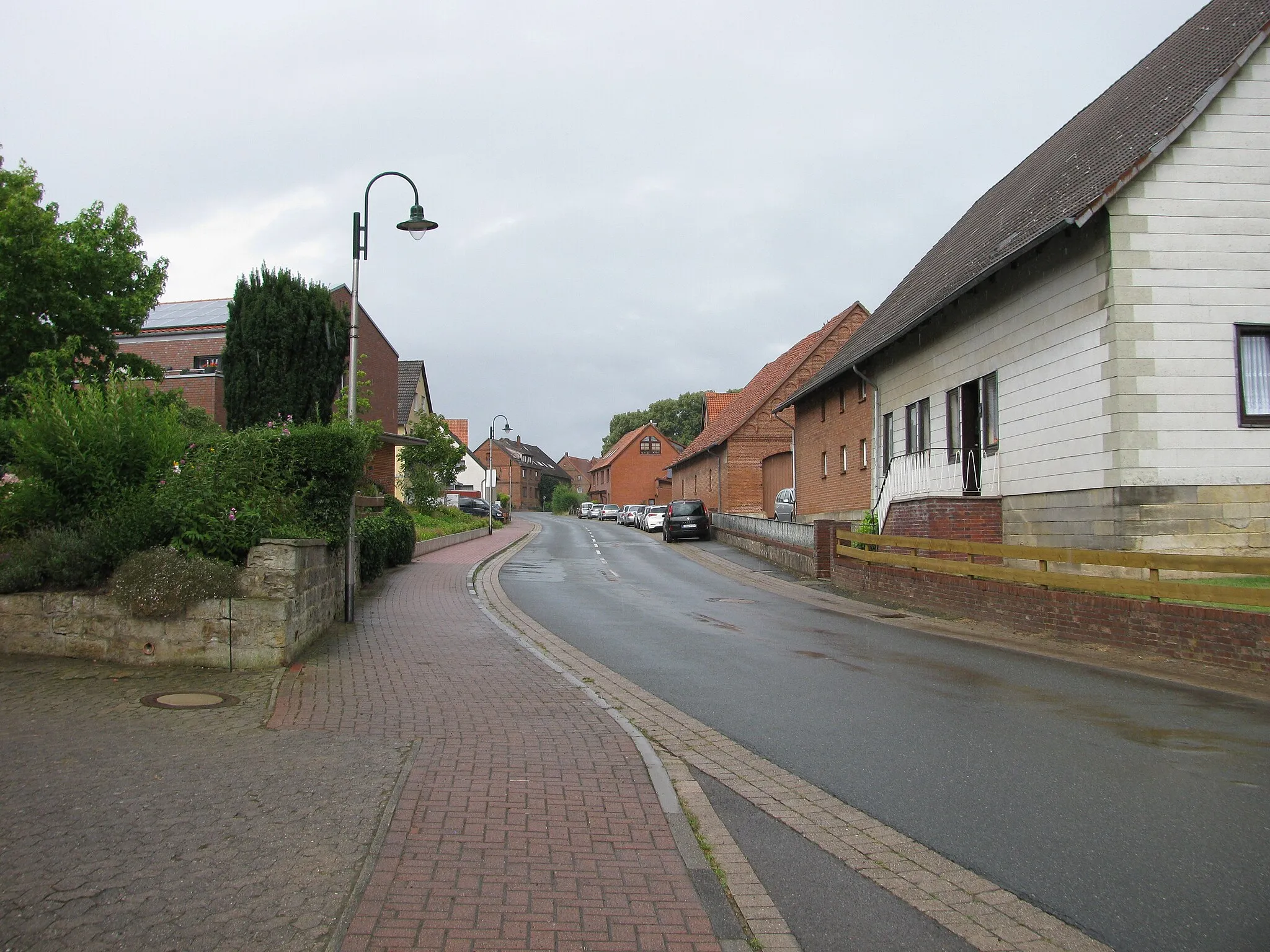 Photo showing: die Haupstraße in Apelern, Blick vom Marktplatz nach Norden