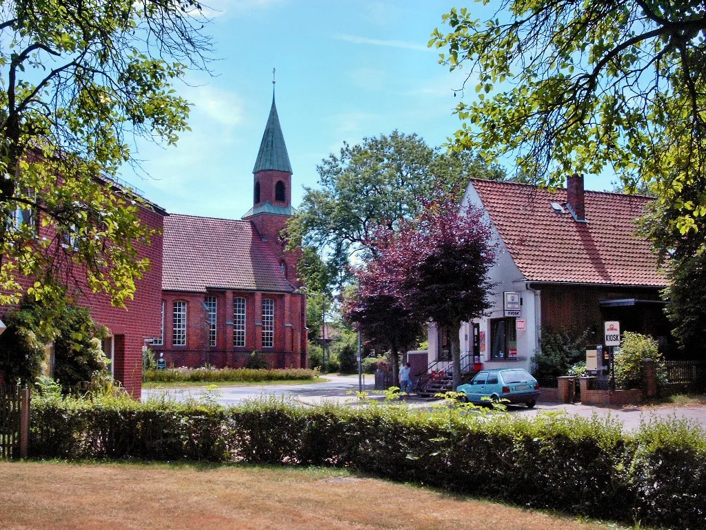 Photo showing: Der Arpker Dorfkern mit der ev. Kirche "Zum heiligen Kreuz"