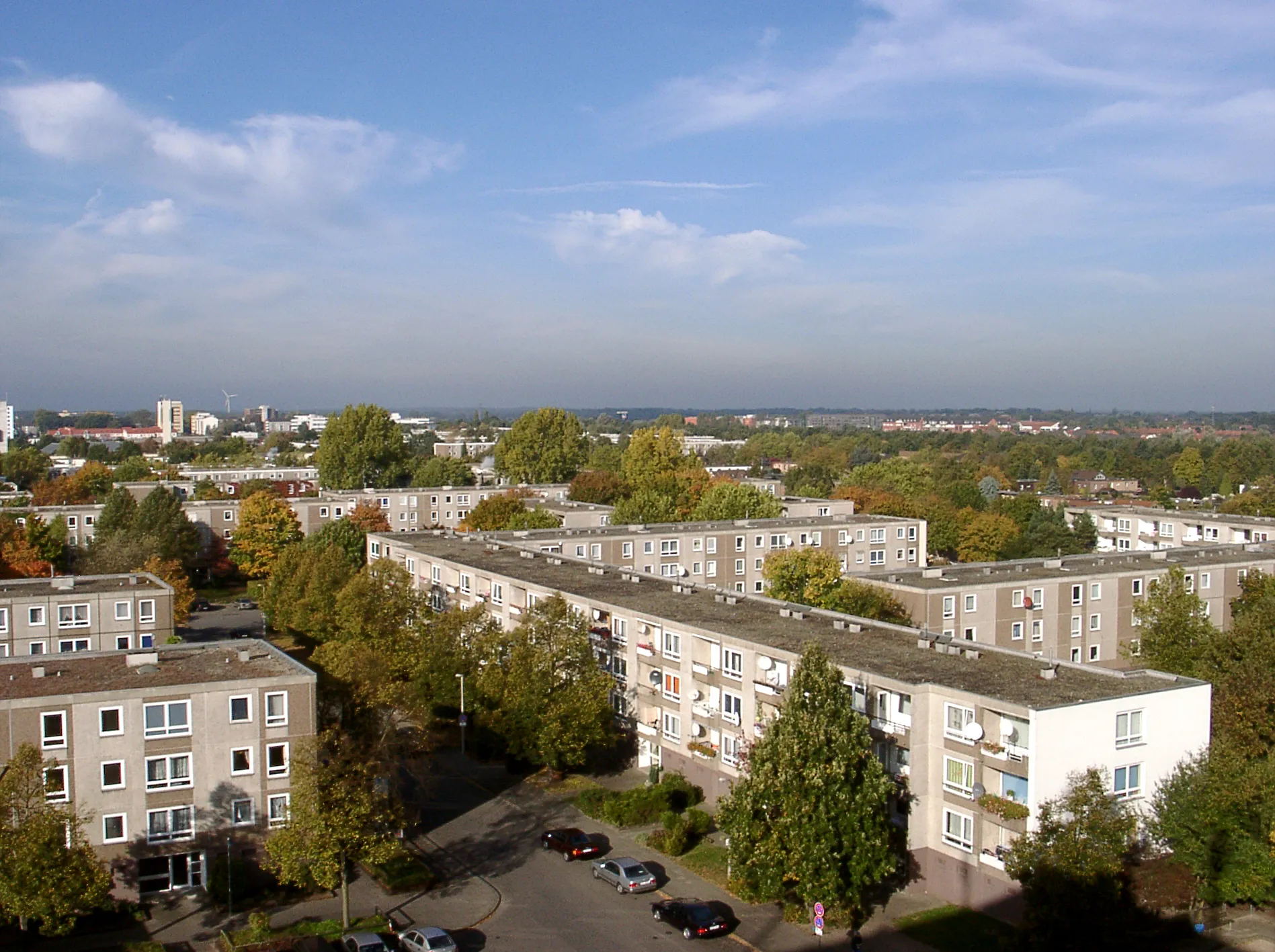 Photo showing: Garbsen - OT Auf der Horst - Blick vom Hochhaus Bärenhof. 2005-10-19