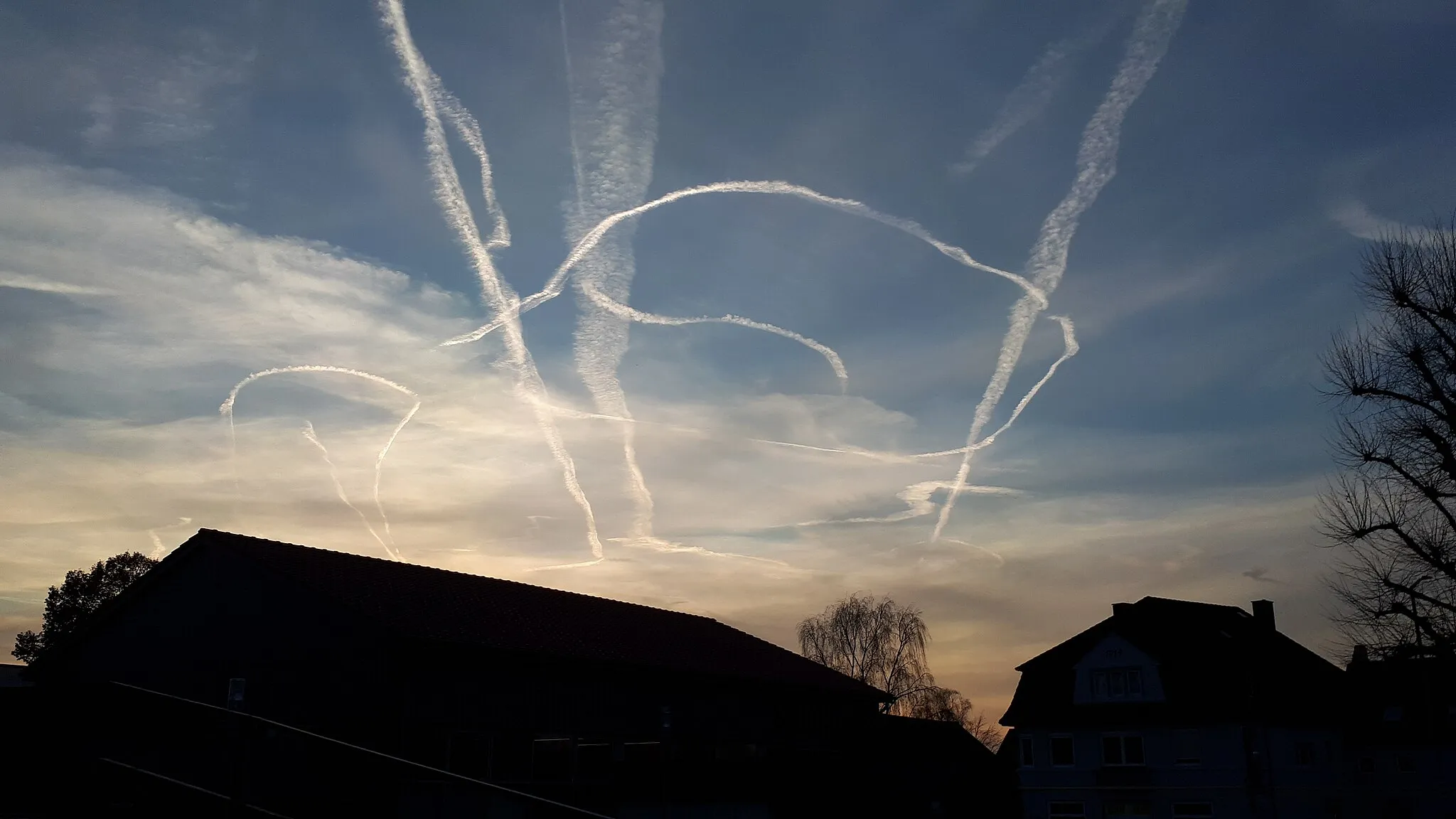 Photo showing: KOndensstreifen über Intersection BASUM. Das ist der Ort Bassum sündlich von Bremen. Hier beginnt eine STAR auf Hamburg. An diesem Nachmittag war EDDH zwei Stunden gesperrt, weil eine Cessna wegen Fahrwerkproblemen auf die Runway crashte. Kein Verletzungen. So kam es wahrscheinlich zu einem Rückstau bis BASUM mit "wüsten" Verkehrsbewegungen am Himmel.