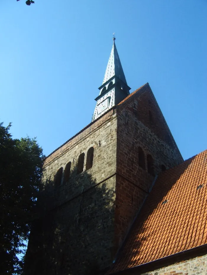 Photo showing: Kirchturm der St.-Cyrakus-Kirche in Bruchhausen-Vilsen