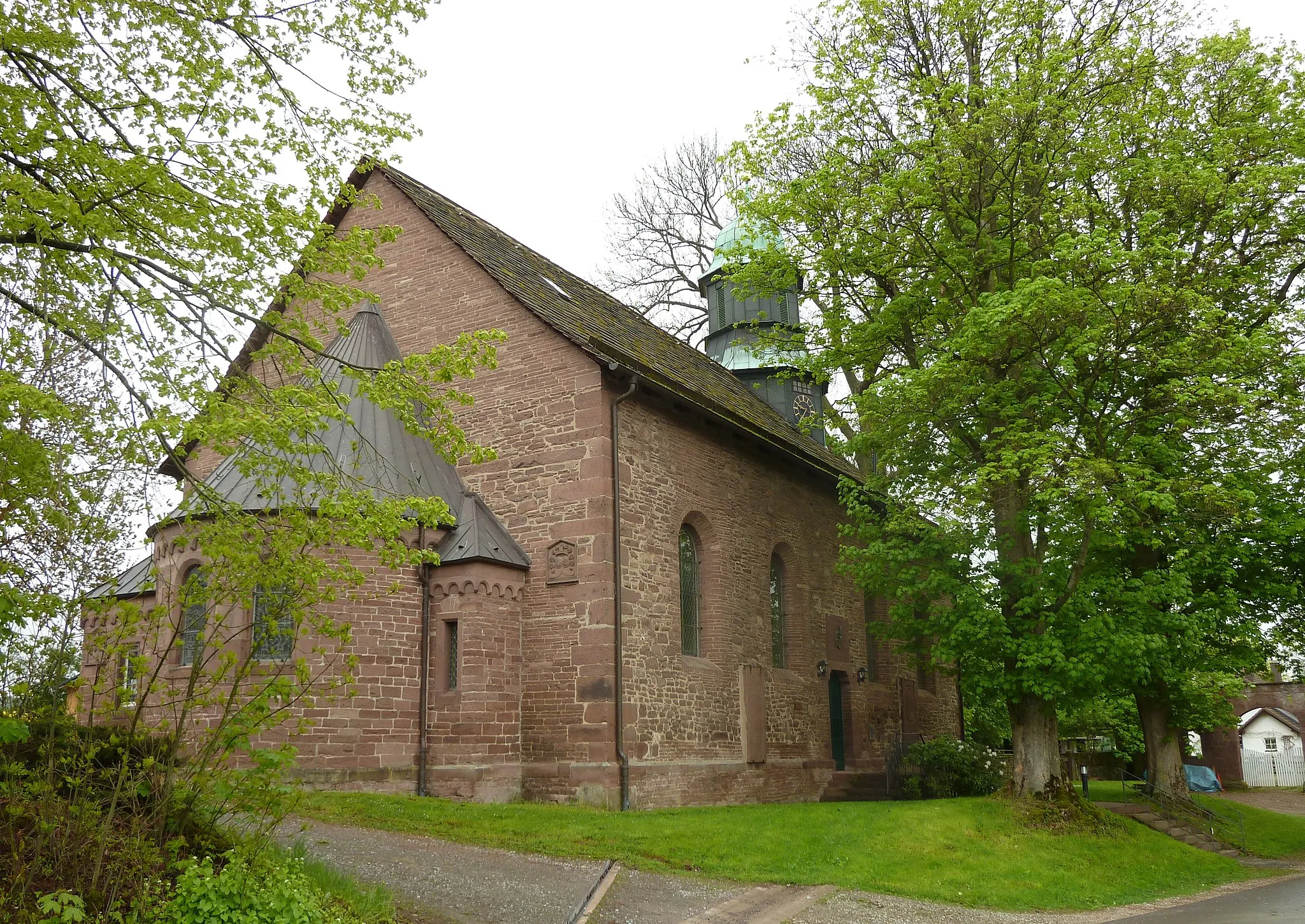 Photo showing: Ev.-luth. Kirche St. Nicolai in Deensen, Landkreis Holzminden, Niedersachsen. Die Kirche ist dem Gutshof angegliedert