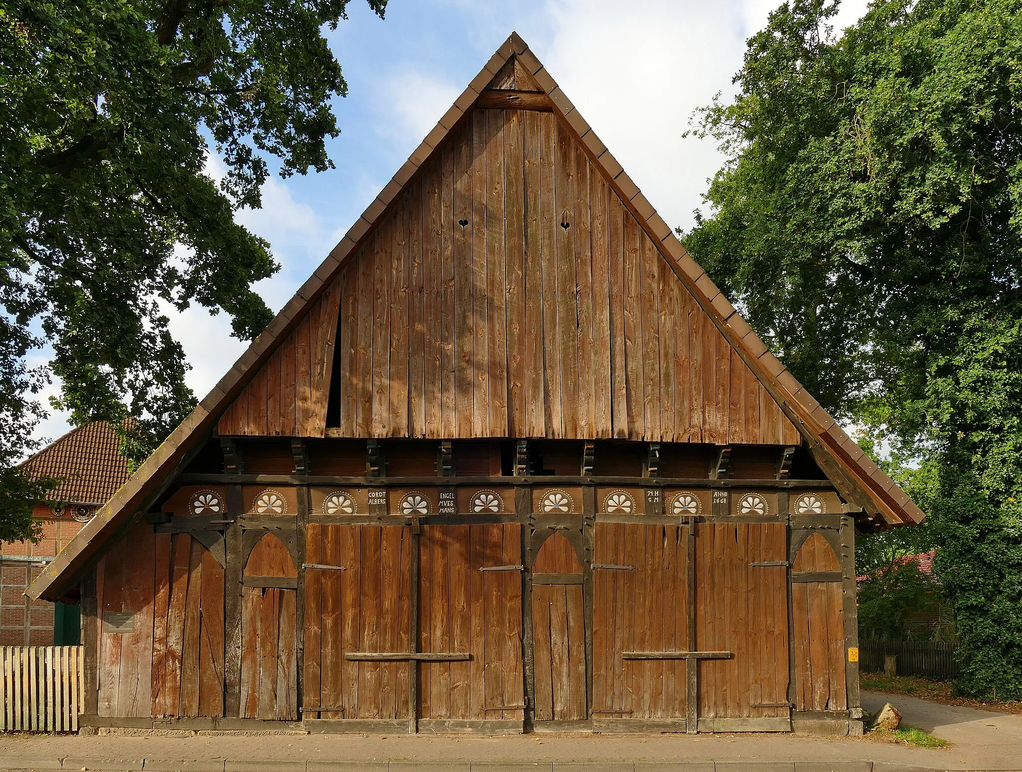 Photo showing: Die Wirtschaftsgebäude in Elze wurden teilweise recht aufwendig gestaltet, wie hier die Durchfahrtsscheune Plumhofer Str. 44 von 1668 mit farbig gefassten Medaillons und vorkragendem Giebel.