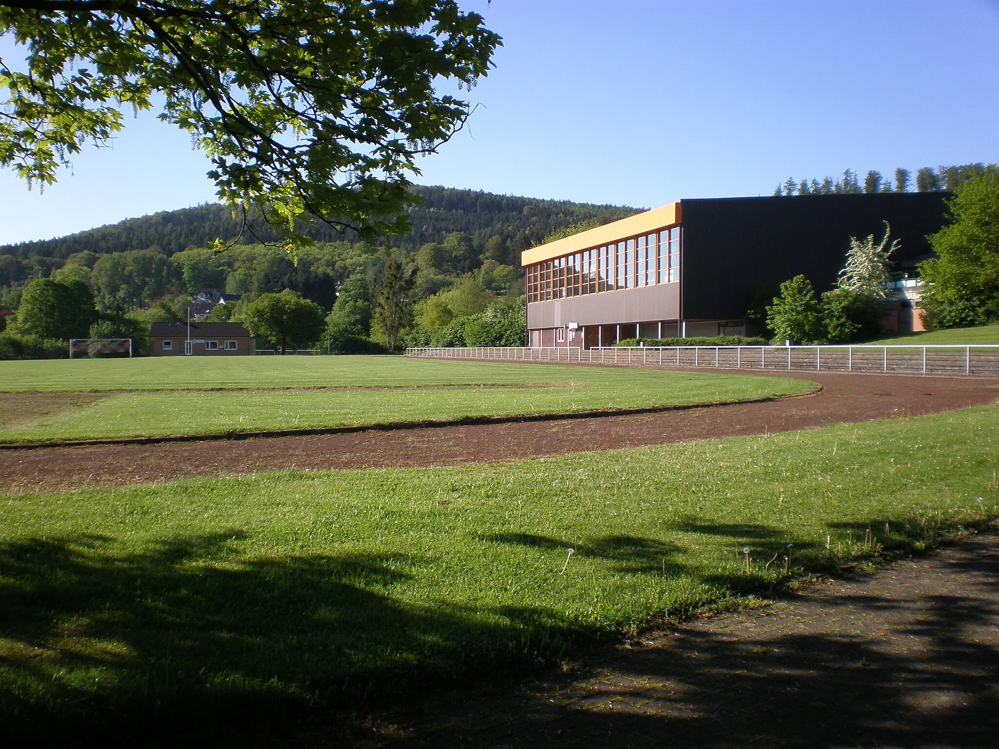 Photo showing: Sportplatz und Sporthalle