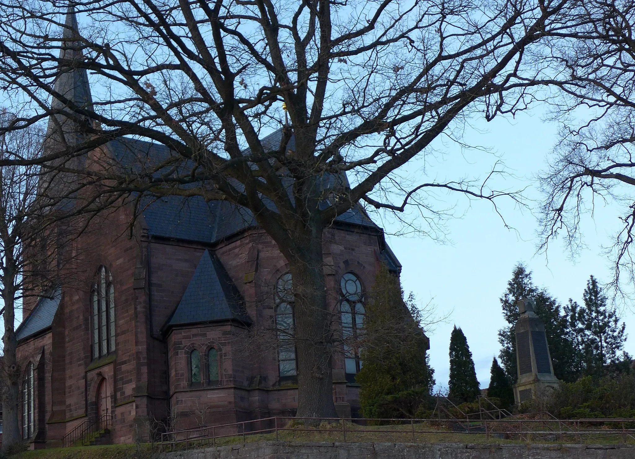 Photo showing: Kirche und Kriegerdenkmal in Halle (Weserbergland), Niedersachsen