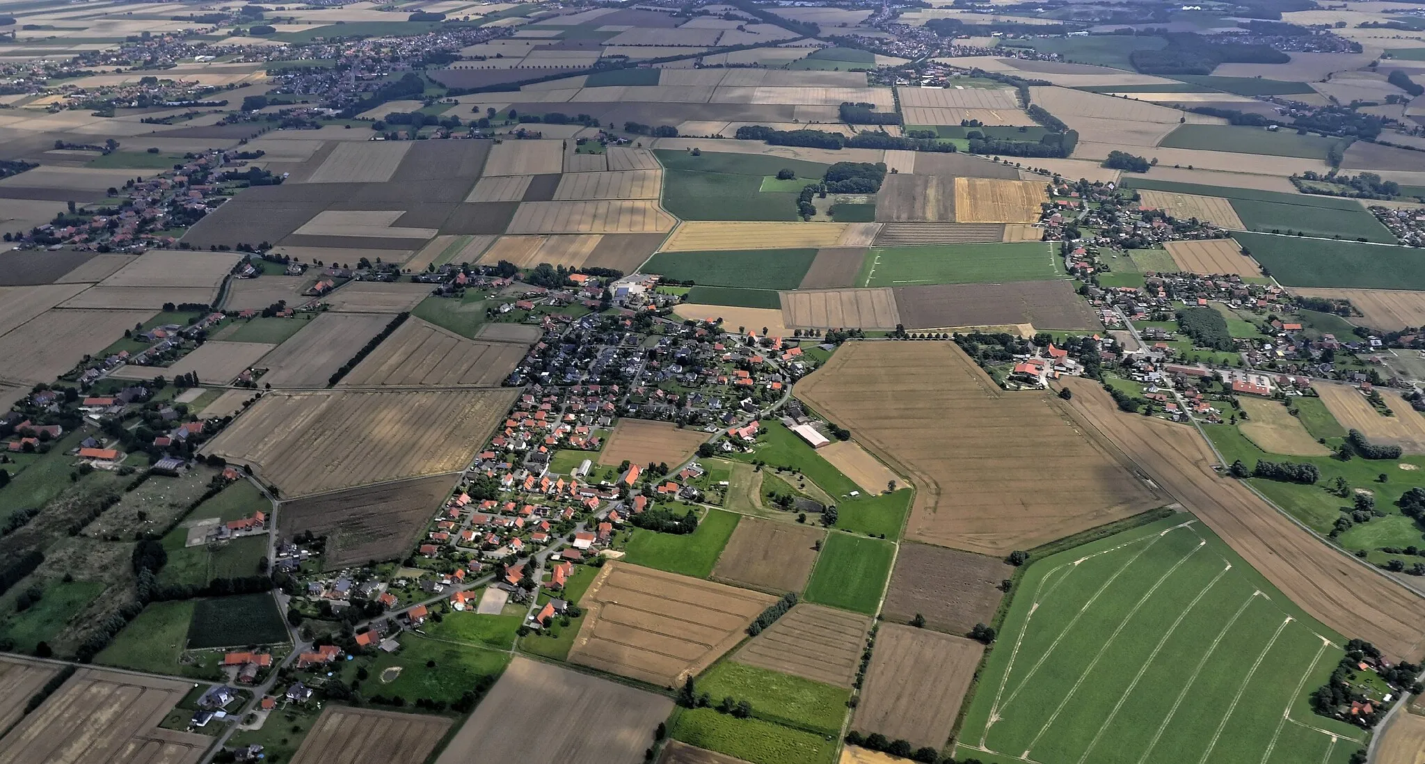 Photo showing: Bilder vom Flug Nordholz-Hammelburg 2015: Blick von Westen auf Hespe; rechts Levensen; links hinten Meerbeck.