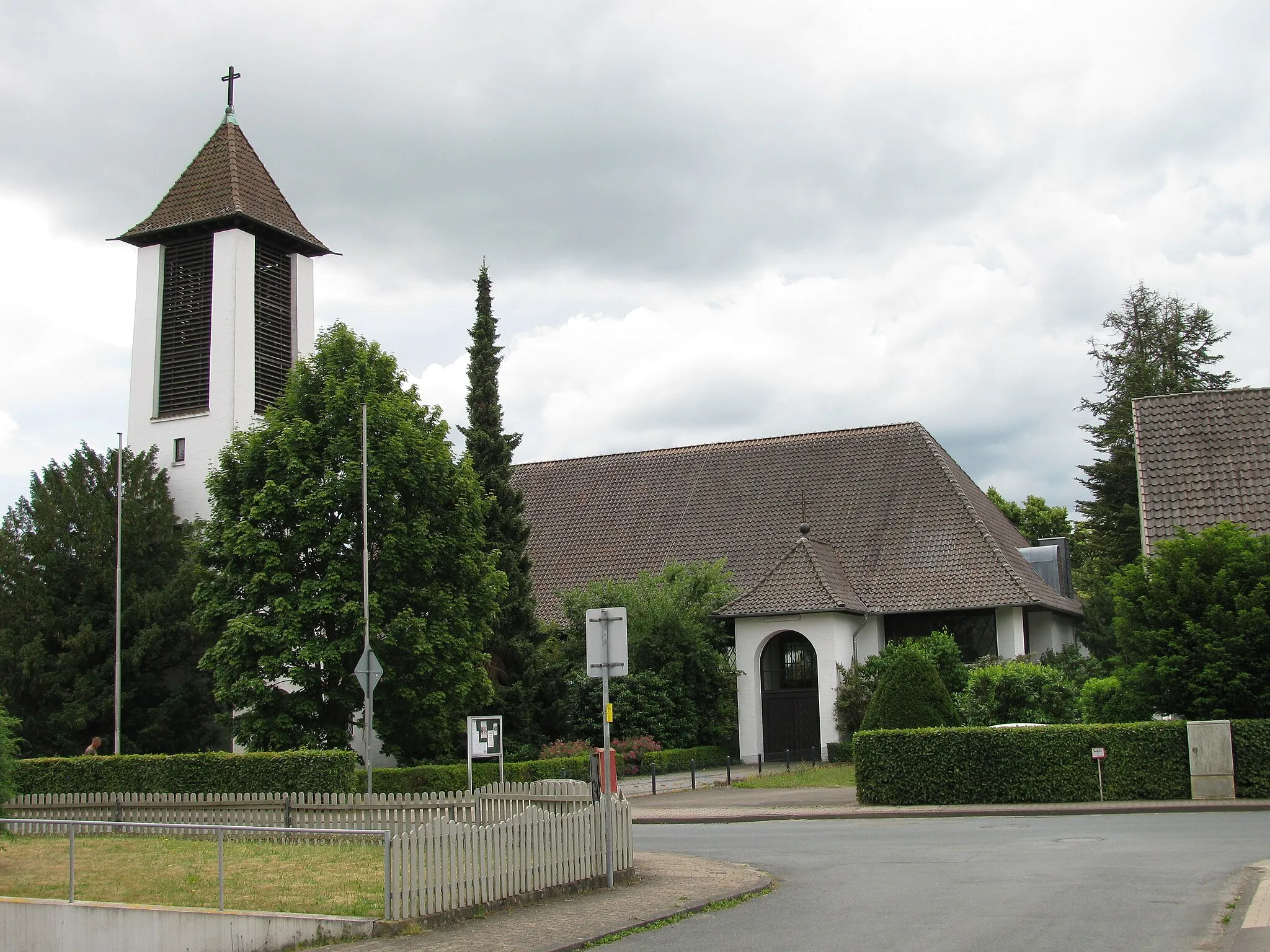 Photo showing: die Kirche St. Bonifatius an der Schilfstraße 18 in Hess. Oldendorf