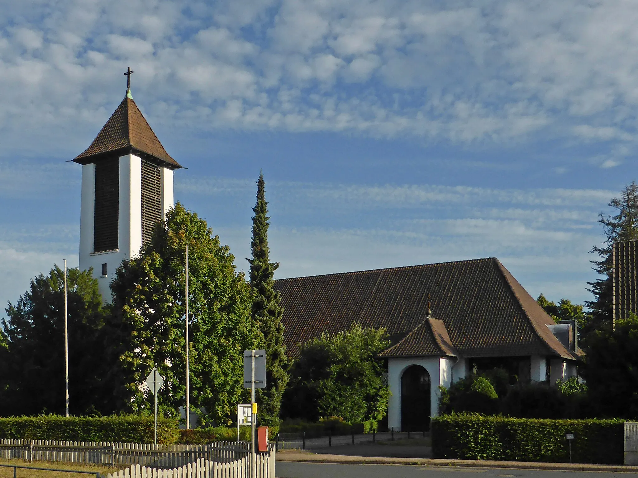 Photo showing: Katholische St.-Bonifatius-Kirche in Hessisch Oldendorf.