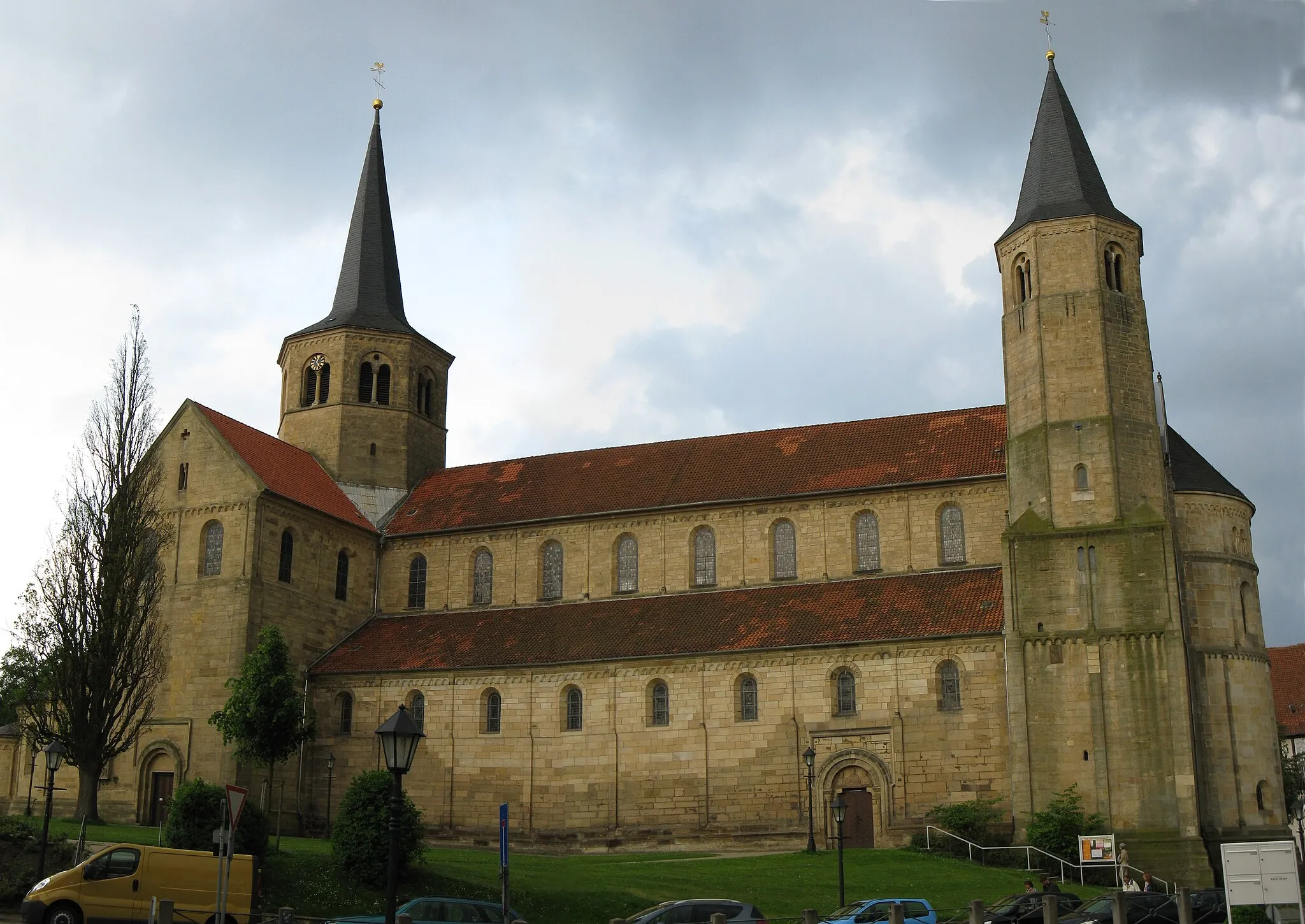 Photo showing: St. Godehard in Hildesheim: Außenansicht von Norden (Panorama)