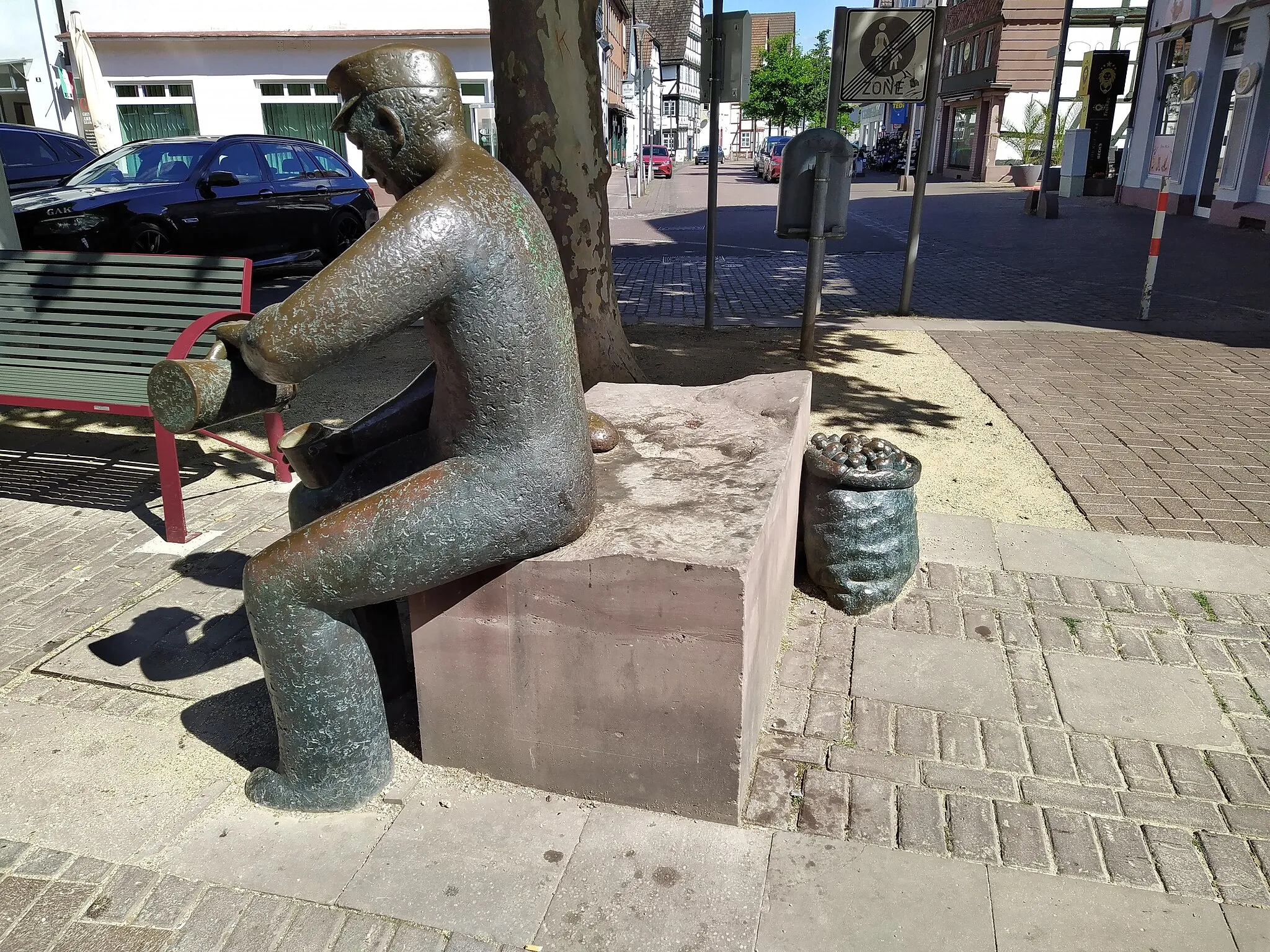 Photo showing: Skulptur "Ackerbürger" von Diether Heisig auf dem Marktplatz in Holzminden