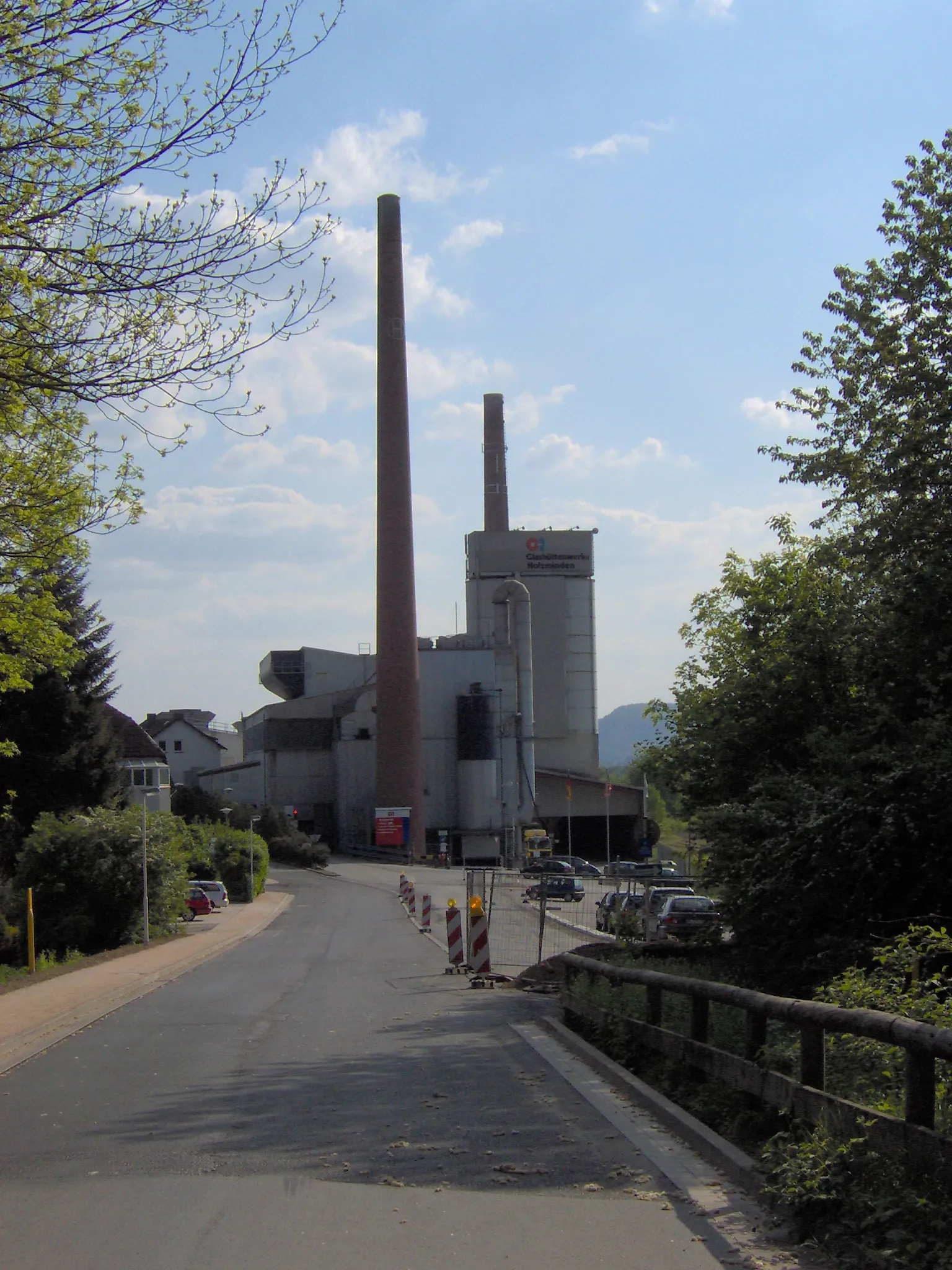 Photo showing: Die Glashüttenwerke in Holzminden. Das Werk gehört als Unternehmen O-I BSN Glasspack GmbH & Co KG zum O-I-Konzern, Owens-Illinois, Inc., Perrysburg, Ohio, USA