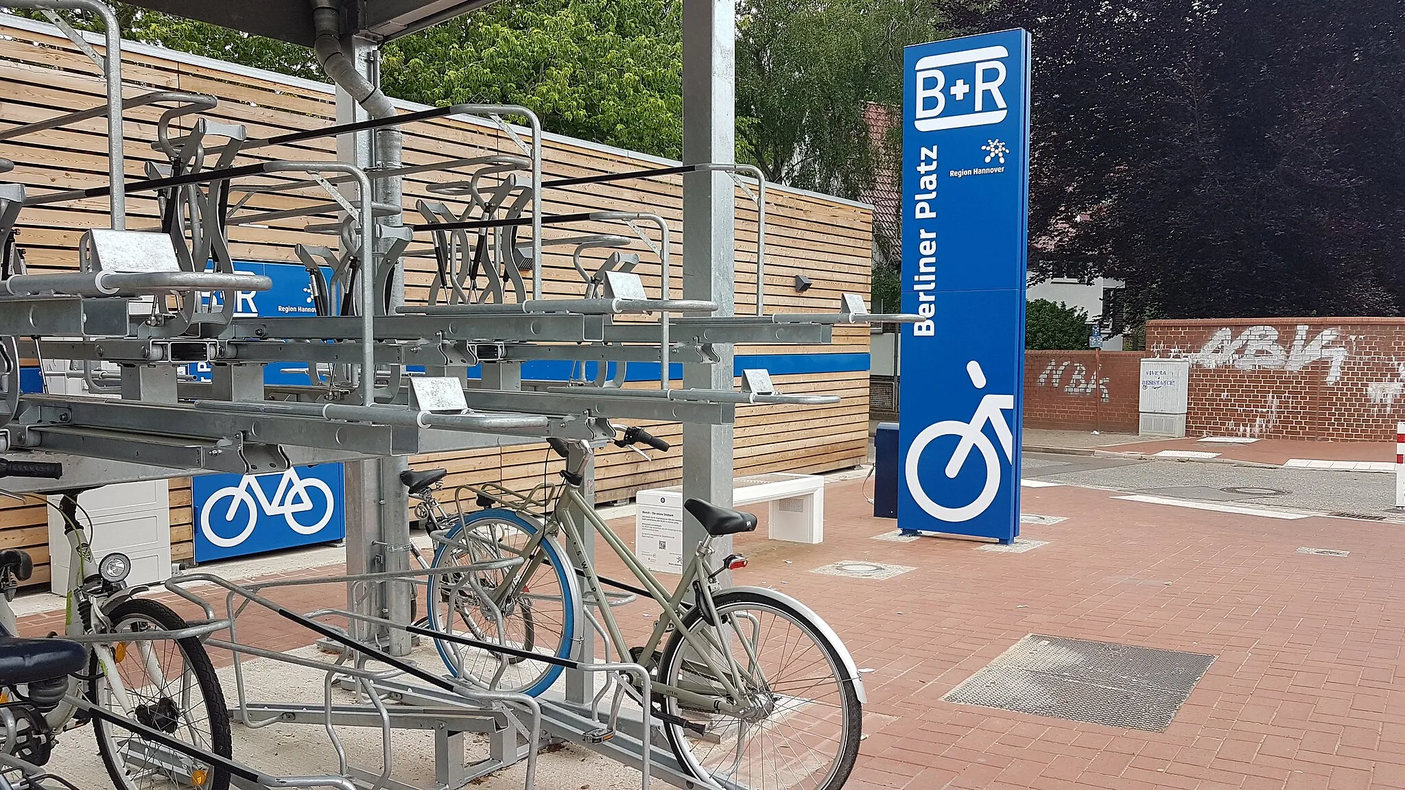 Photo showing: Diese Fahrrad-Abstellstation befindet sich an der Tarifgrenze des ÖPNV, so dass Umsteigende ihre Fahrräder besser/sicherer abstellen können.