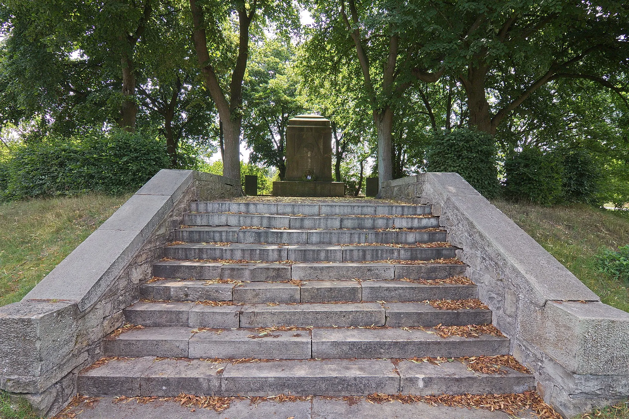 Photo showing: Das Kriegerdenkmal steht auf einer Erhöhung, eingefasst von großen Bäumen in Leese, Niedersachsen, Deutschland