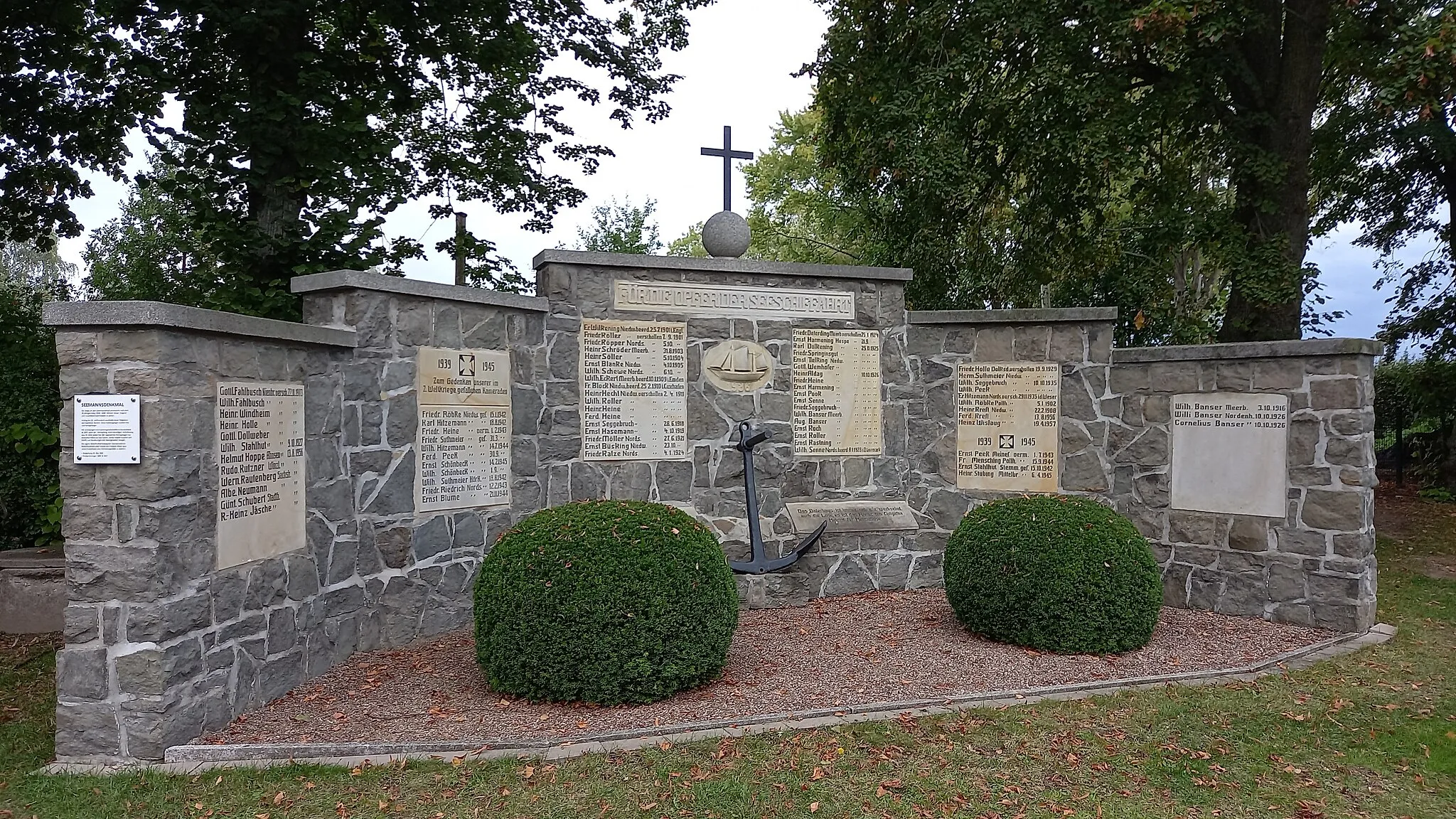 Photo showing: Das Seemansdenkmal auf dem Friedhof in Meerbeck (Schaumburg/Niedersachsen)