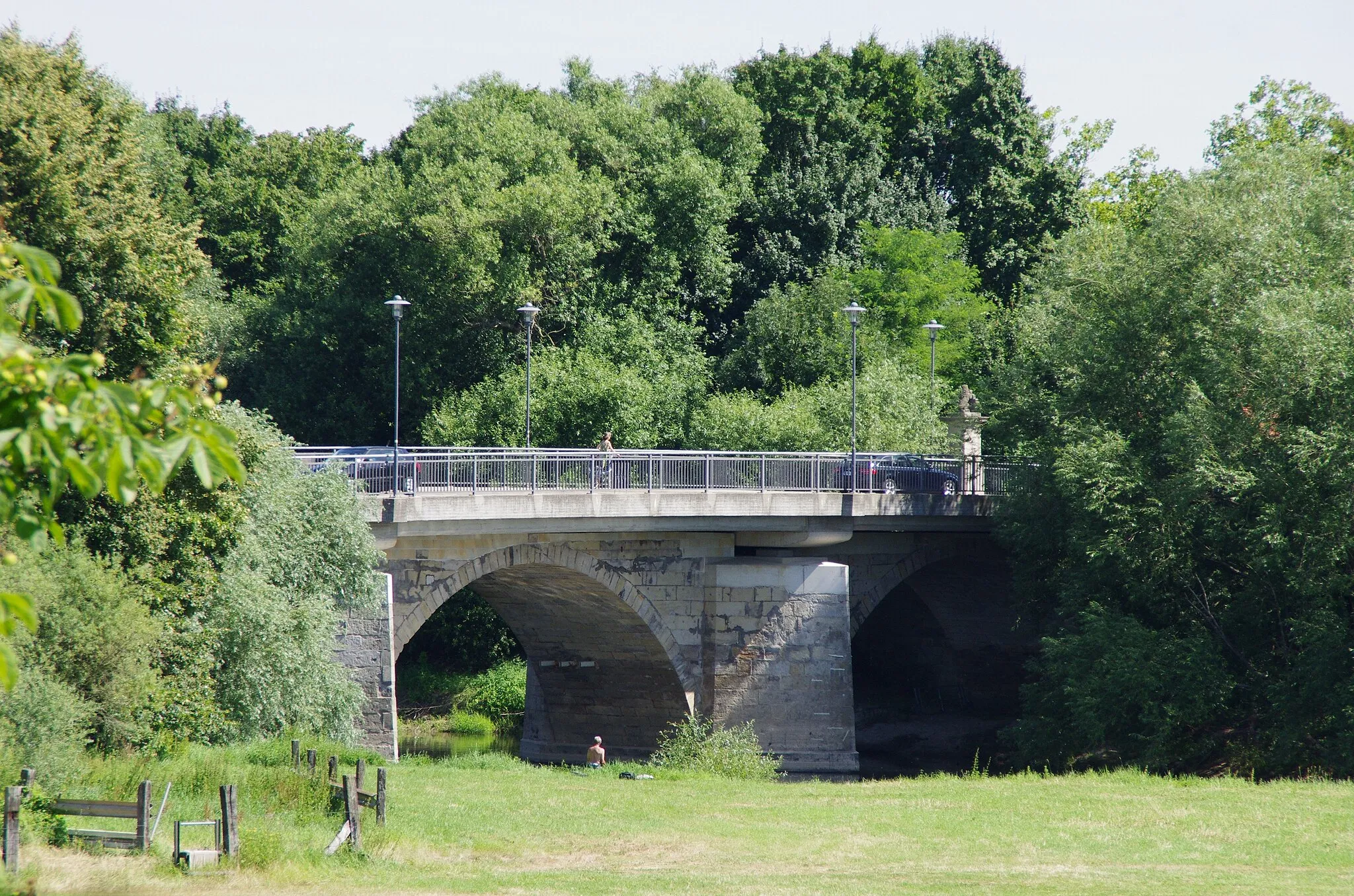 Photo showing: Neustadt am Rübenberge. Die Löwenbrücke über dem Hauptarm der Leine steht unter Denkmalschutz.