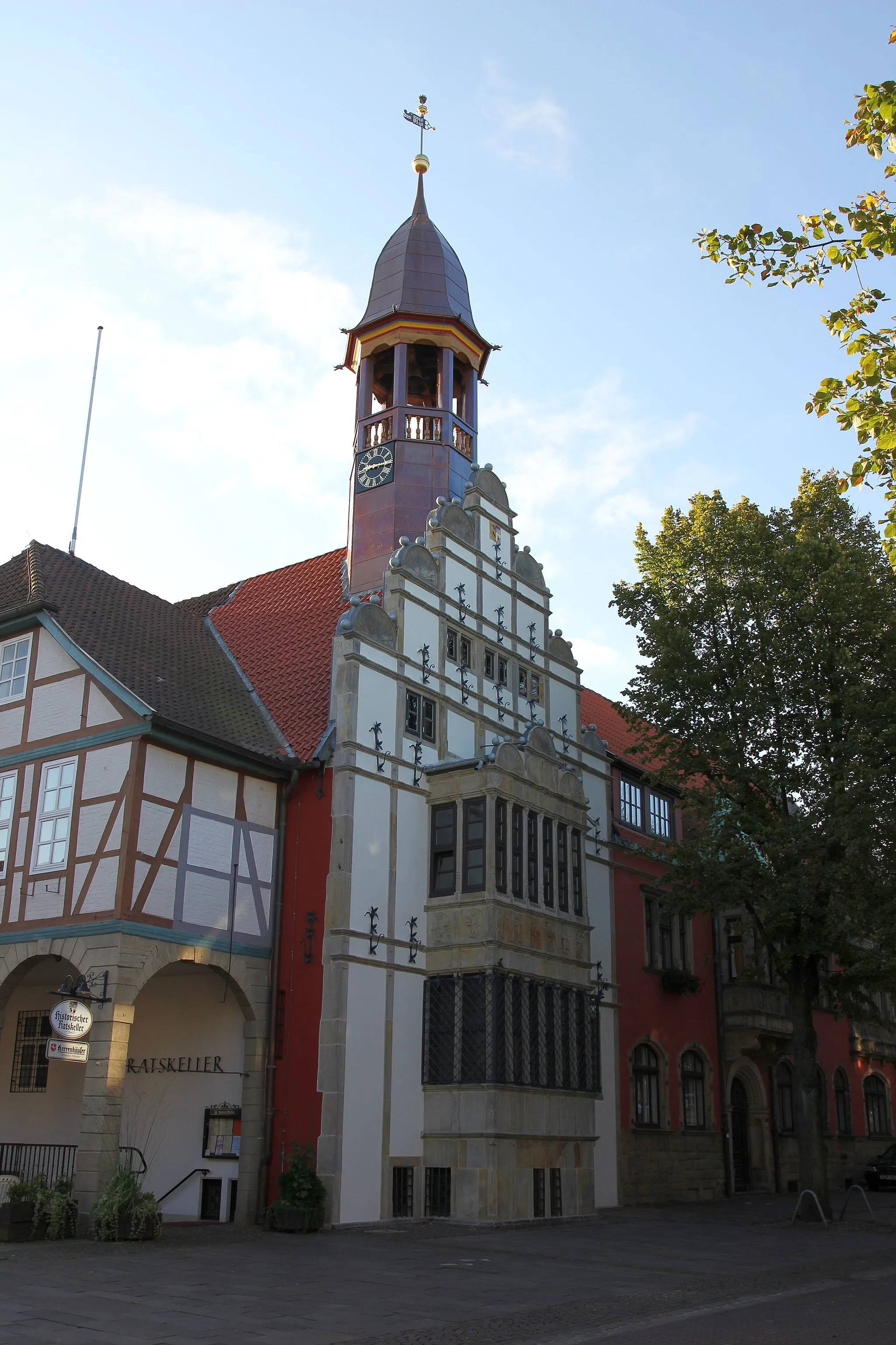 Photo showing: Der sanierte Rathausgiebel des Rathauses mit neuem Turm und Turmhaube