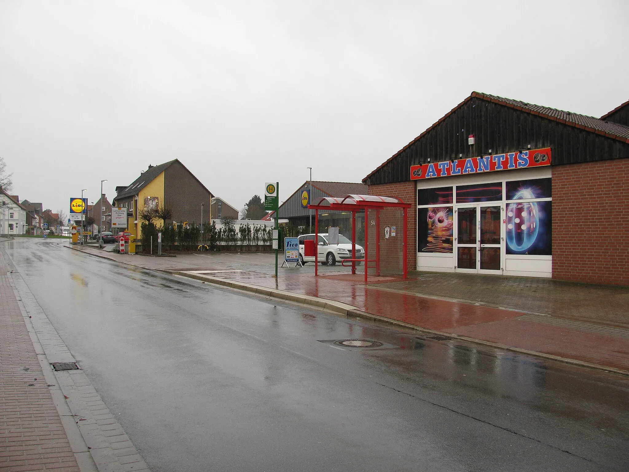 Photo showing: die Bushaltestelle Rathaus in der Hauptstraße in Nordstemmen für die Fahrtrichtung Burgstemmen bzw. Hildesheim