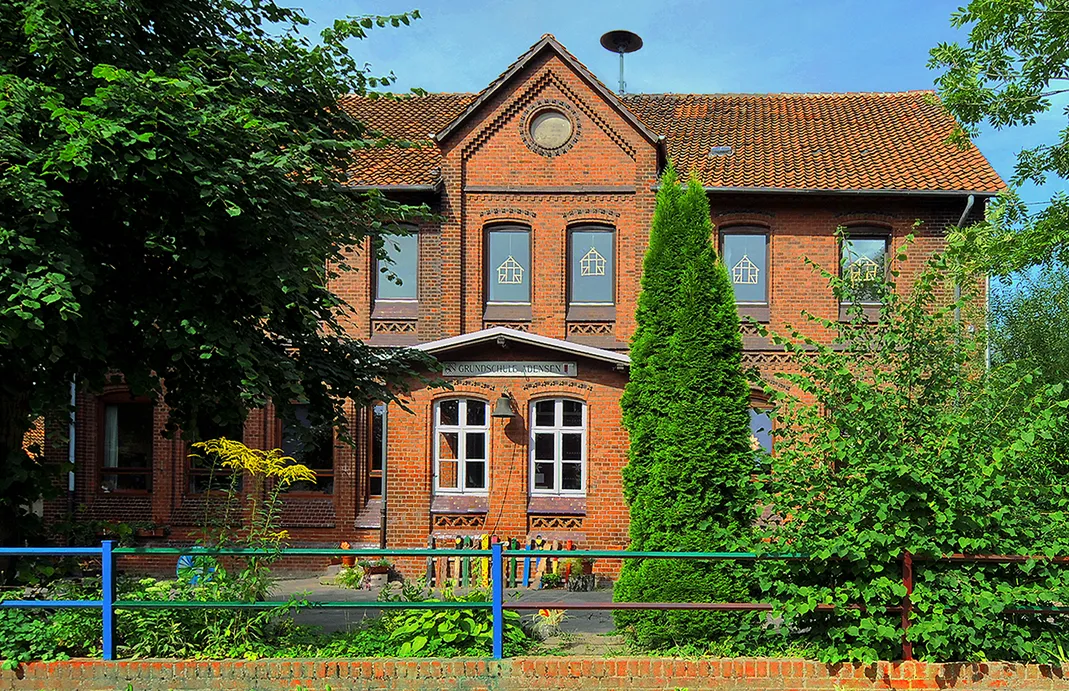 Photo showing: Elementaryschool in Adensen in Nordstemmen, district Hildesheim, Lower Saxony, Germany.