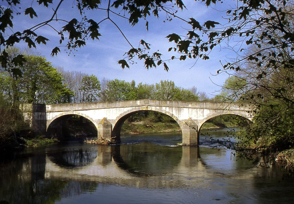 Photo showing: Calenberg bridge near Schulenburg in the town Pattensen, Lower Saxony, Germany. The bridge is build in the year 1751.