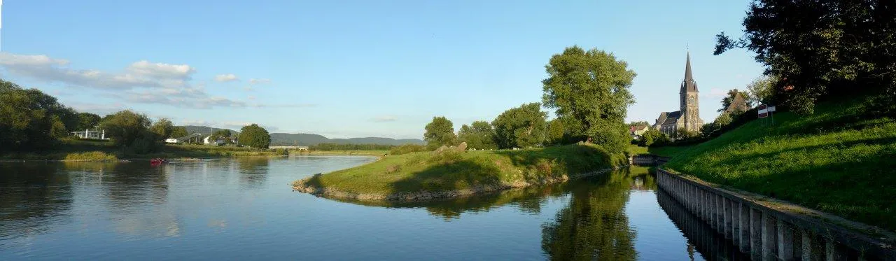 Photo showing: Weser, Alter Hafen und katholische St. Sturmiuskirche