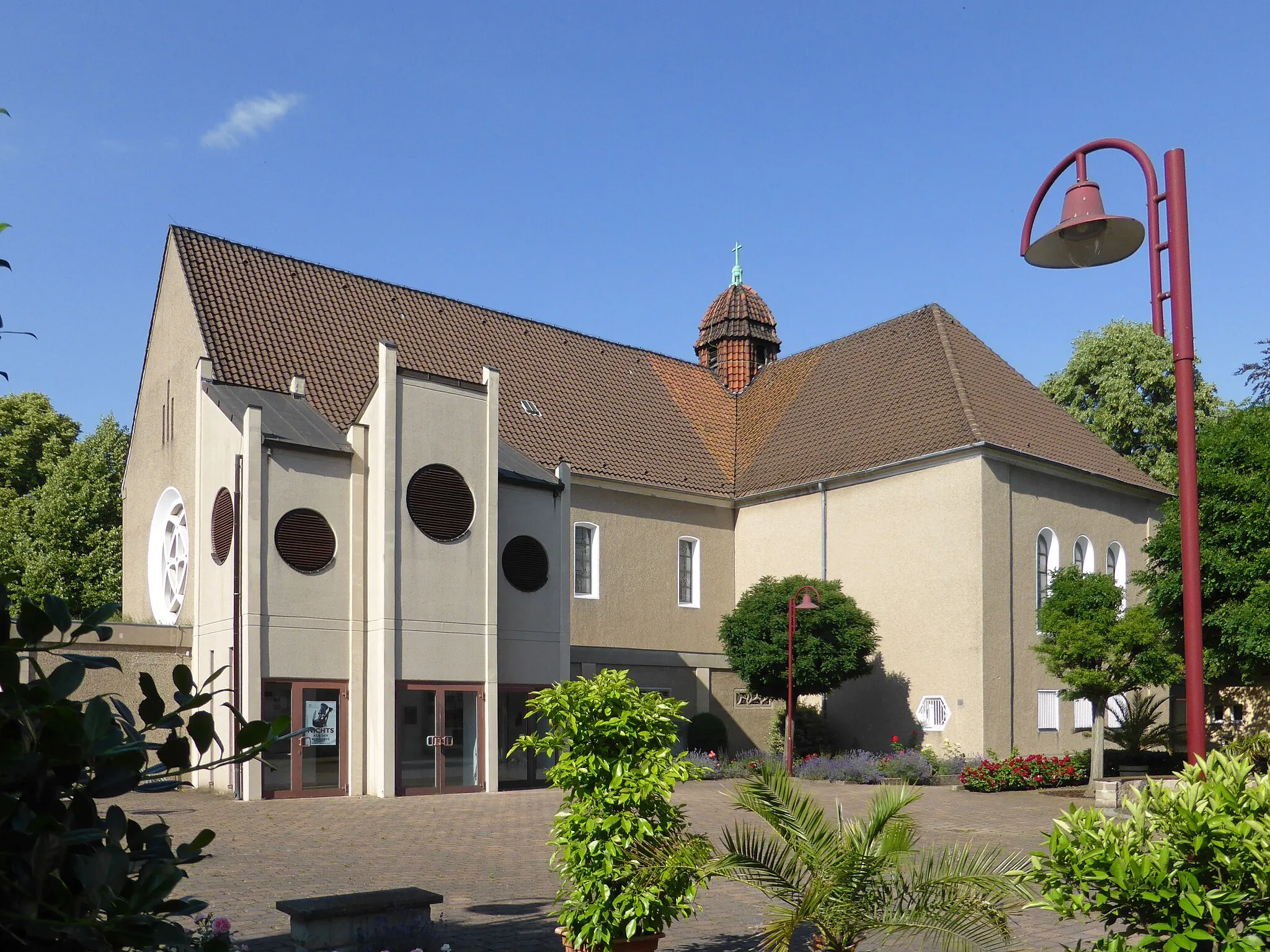 Photo showing: Katholische Kirche Hl. Dreifaltigkeit in Seelze.