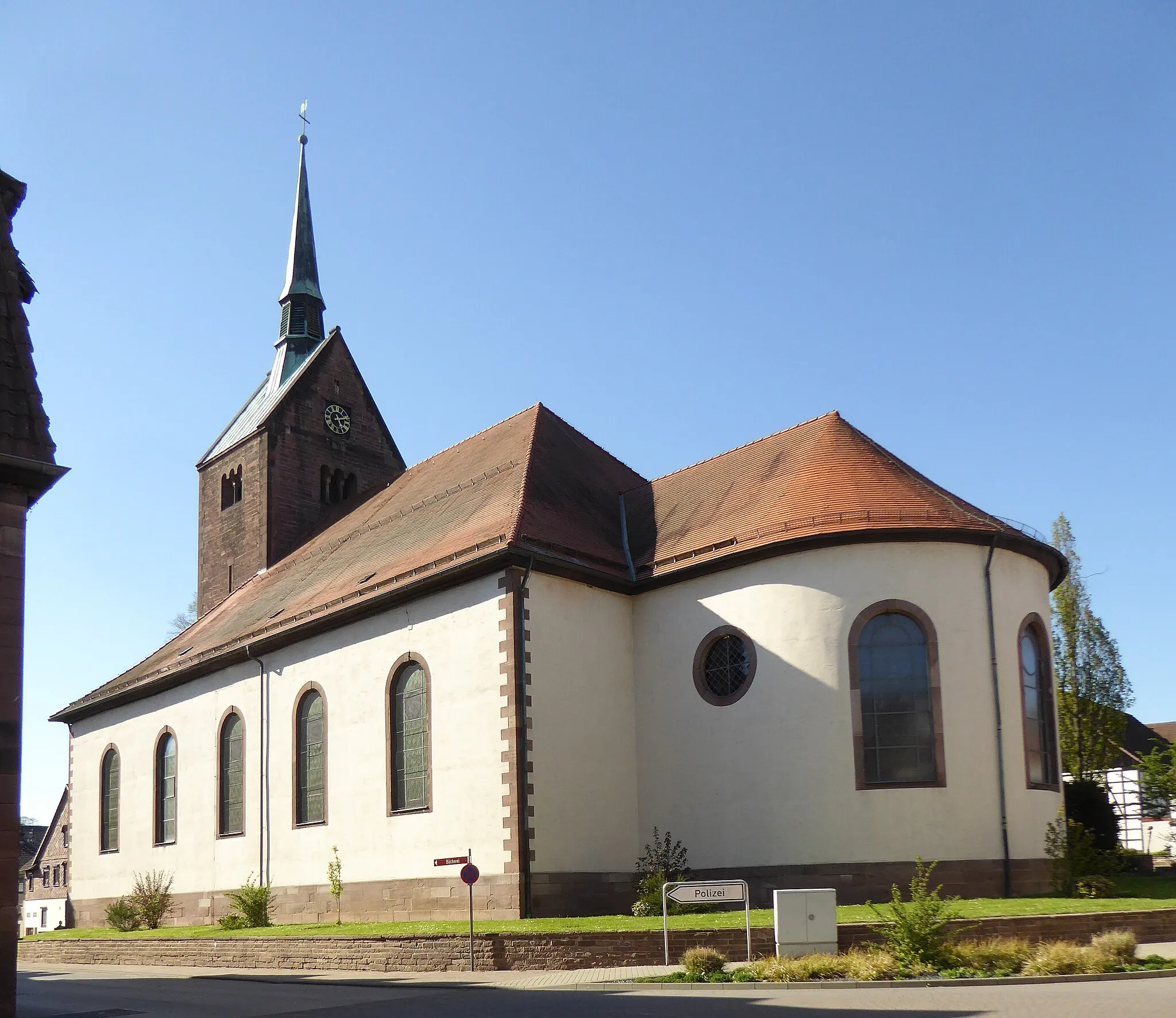 Photo showing: Ev.-luth. Kirche St. Dionys in Stadtoldendorf, Landkreis Holzminden, Niedersachsen. Südostansicht