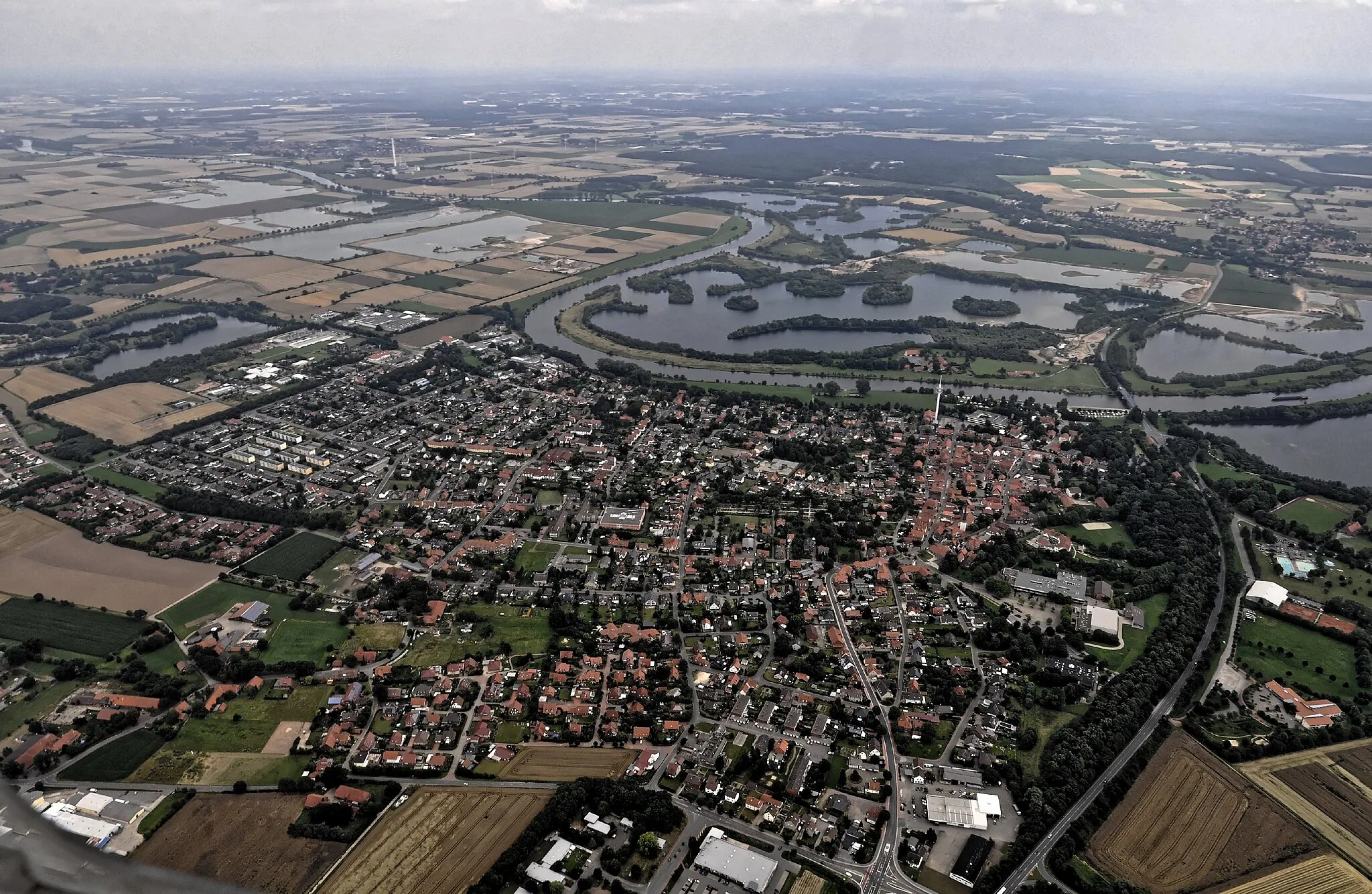 Photo showing: Bilder vom Flug Nordholz-Hammelburg 2015: Blick auf Stolzenau (vorn) und, jenseits der Weser, das Naturschutzgebiet Domäne Stolzenau/Leese in der Gemarkung von Leese. Leese am rechten Bildrand.