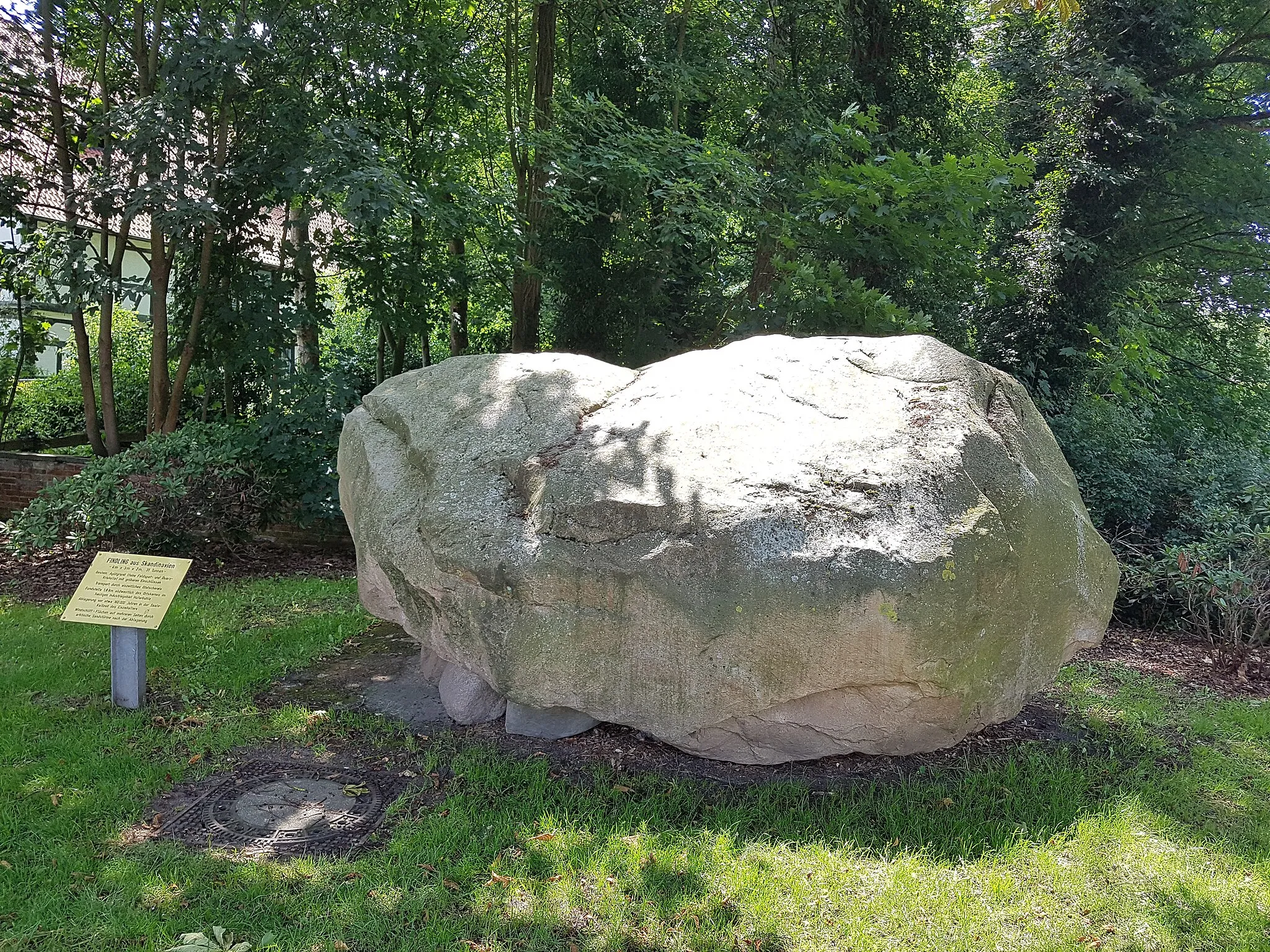 Photo showing: Naturdenkmal ND-NI 82, Findling in Uchte, Geotop 3519/04 im Landkreis Nienburg/Weser, Ansicht von Norden