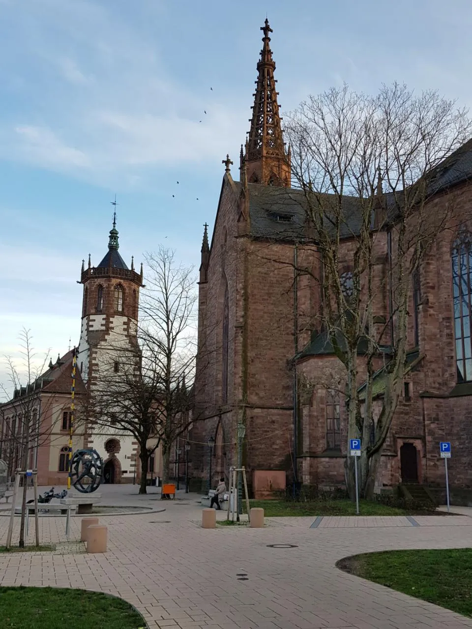 Photo showing: Die neugotische Kirche von 1872-77 nach Plänen von Karl Dernfeld; das Neue Rathaus dahinter war früher auch mal eine Kirche, diese aber spätgotisch... :)