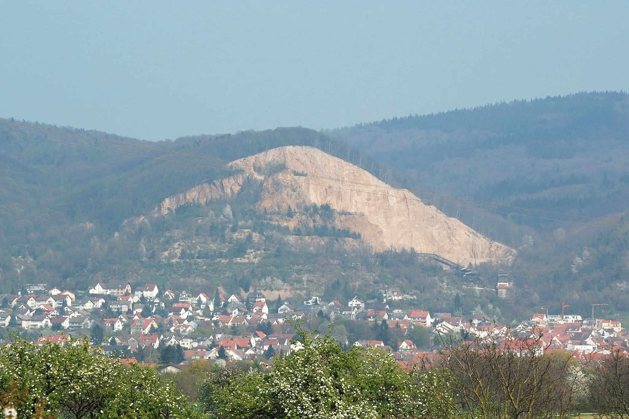 Photo showing: Porphyry quarry in Dossenheim, Germany. Road shot from A 5 highway.