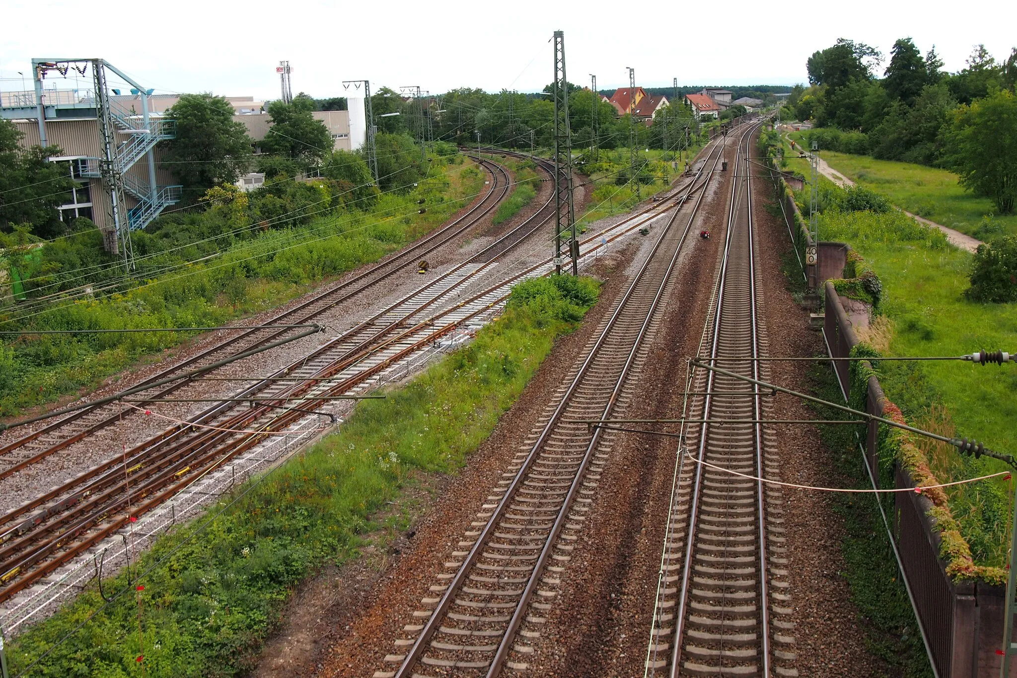 Photo showing: Bruhrainbahn (links) und Rheintalbahn (rechts) in Graben-Neudorf. Blick nach Süden