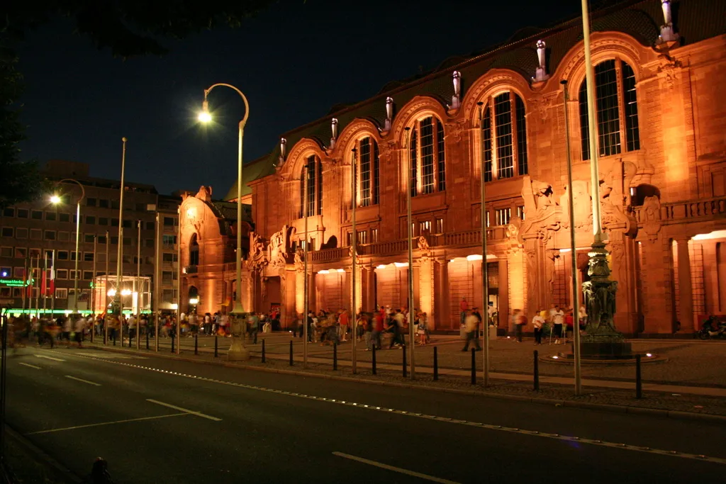 Photo showing: Bild der Fassade des Rosengarten bei Nacht