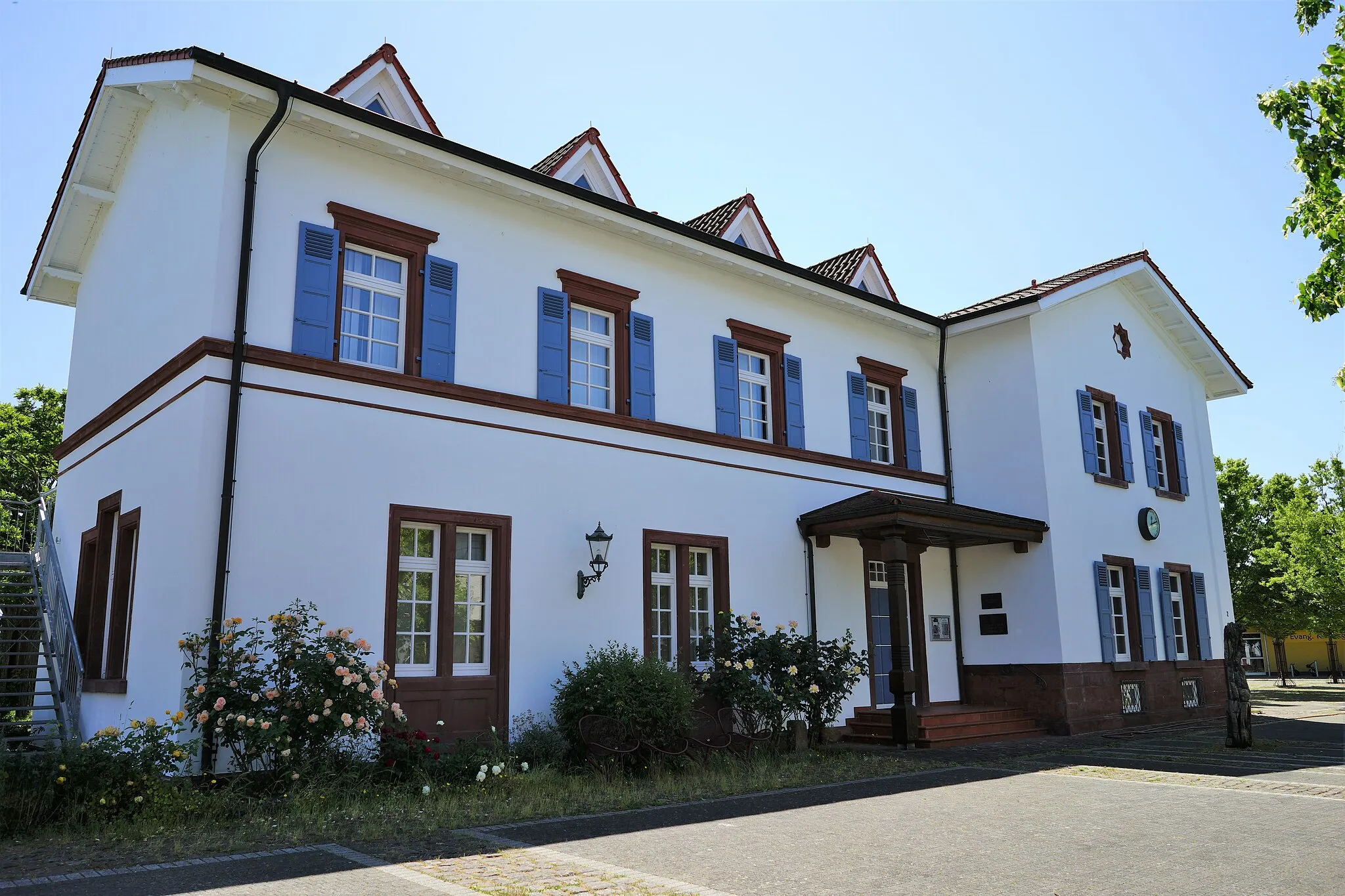 Photo showing: Das Gebäude des Kulturtreffs Alter Bahnhof von der Bahnhofsstraße aus gesehen (Blickrichtung Osten)
