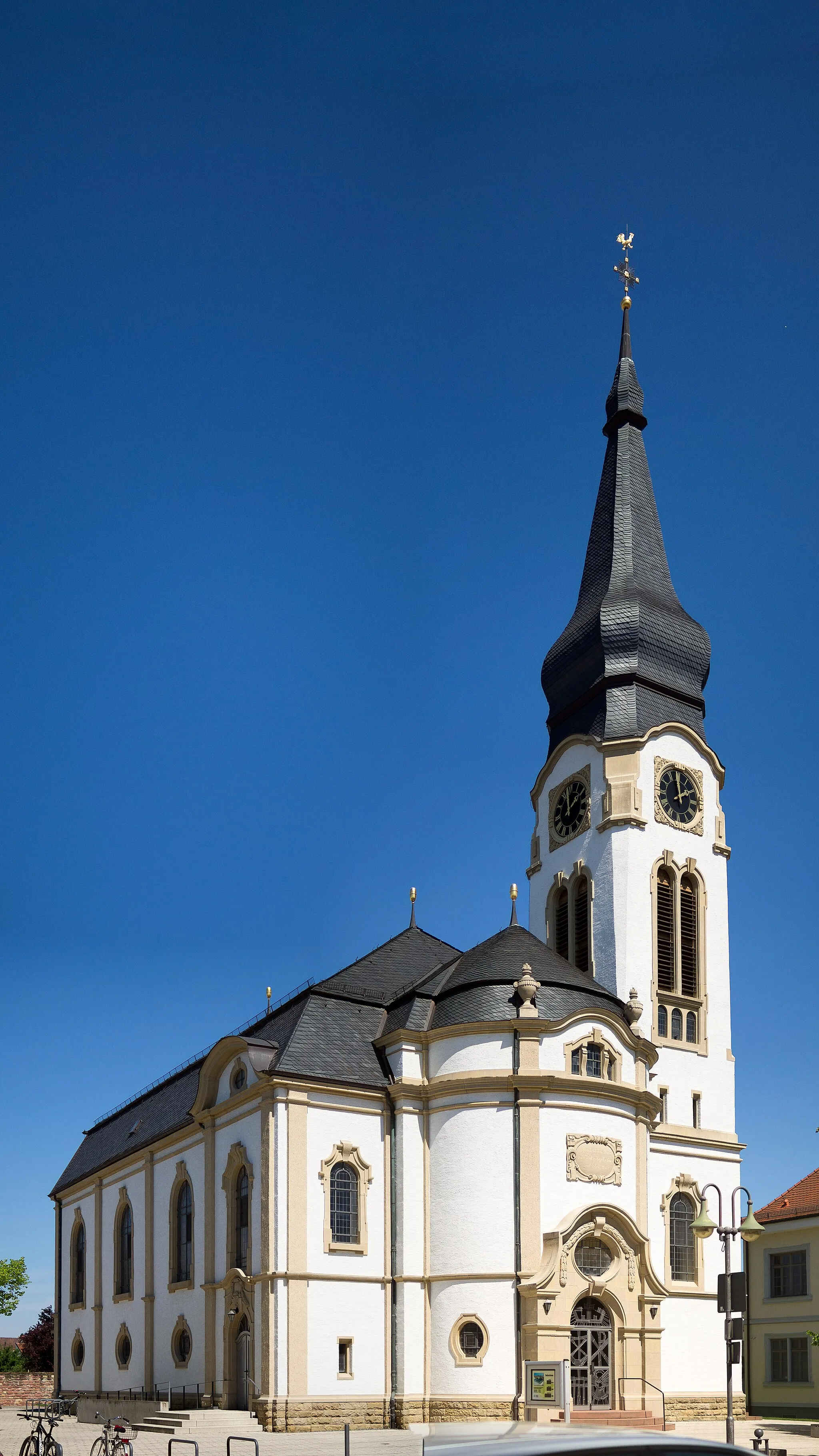 Photo showing: Das Bild zeigt die evangeliche Kirche in Neulußheim. Fotografiert wurde sie von der Blickrichtung St. Leoner Straße. Links von ihr befindet sich das evangelische Gemeindehaus und rechts das Neulußheimer Rathaus.